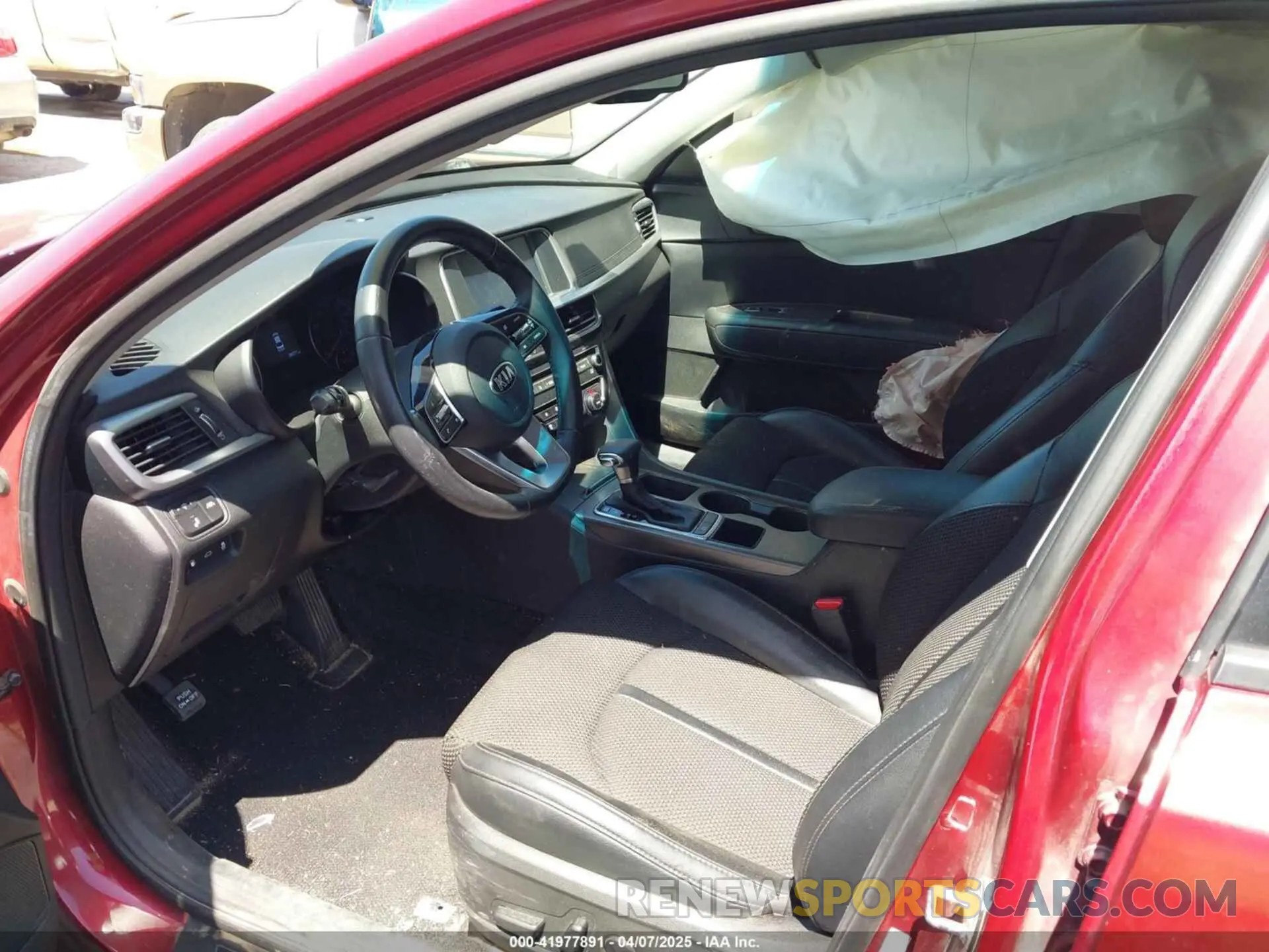 5 Photograph of a damaged car 5XXGT4L33KG360559 KIA OPTIMA 2019