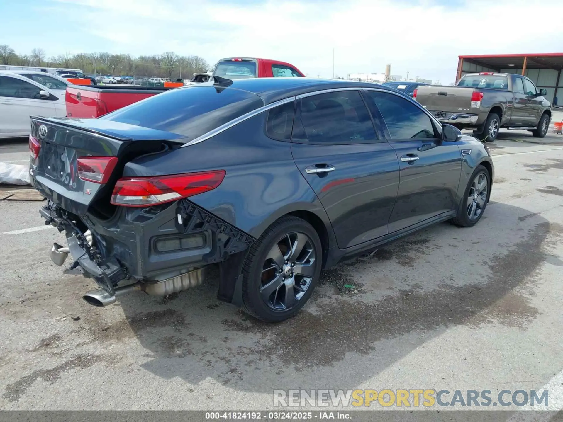 4 Photograph of a damaged car 5XXGT4L33KG378382 KIA OPTIMA 2019
