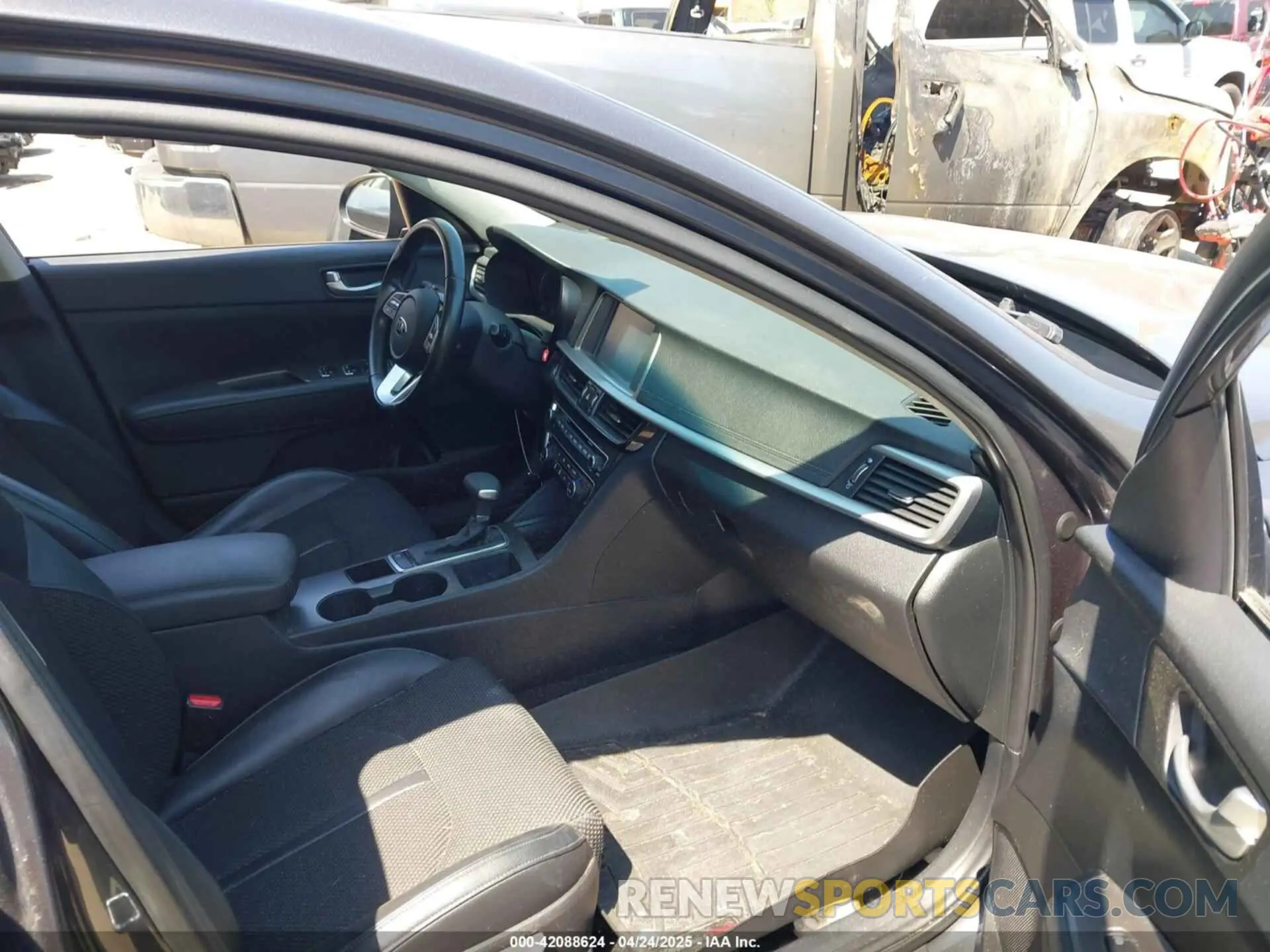 5 Photograph of a damaged car 5XXGT4L34KG302976 KIA OPTIMA 2019