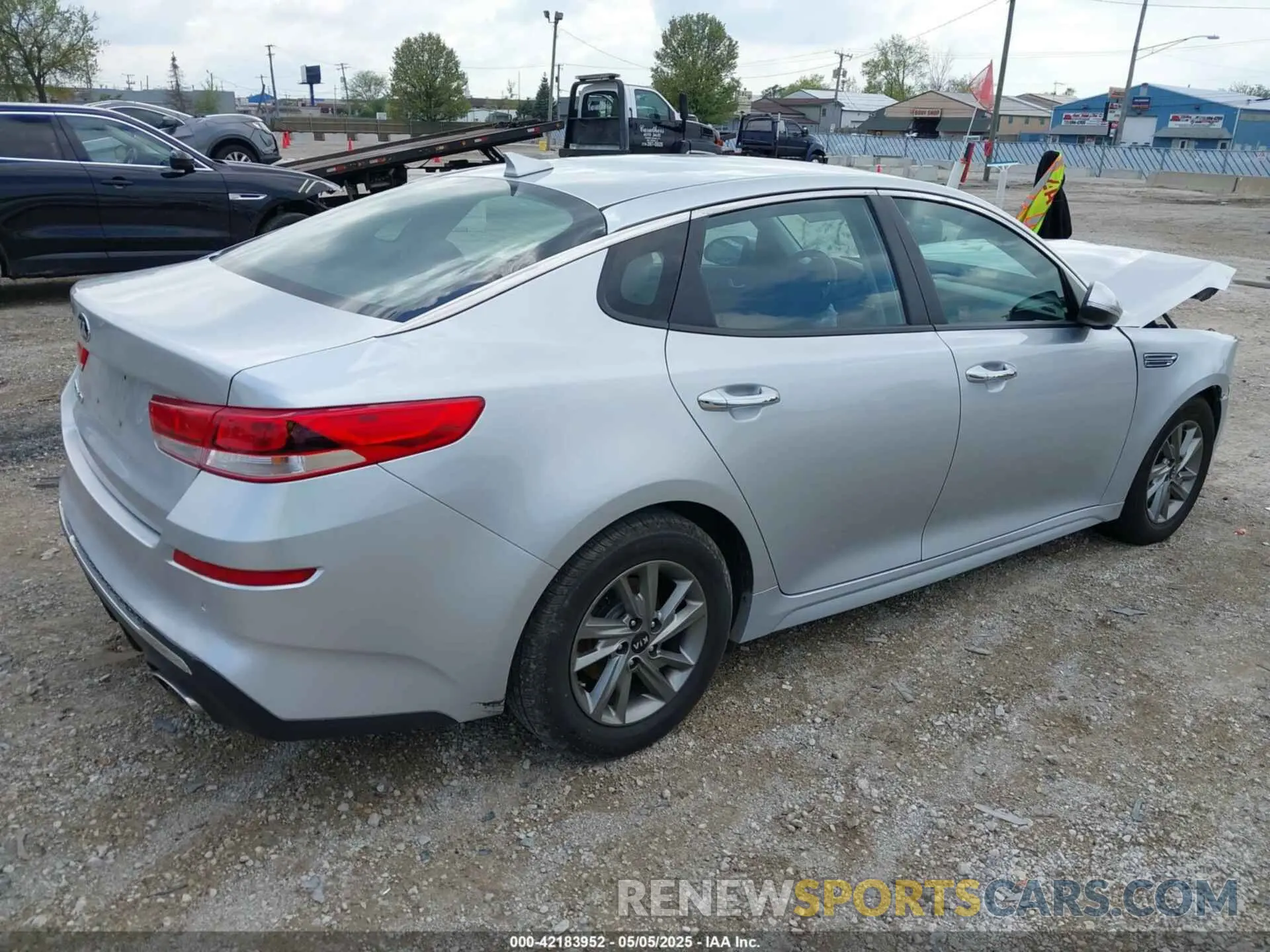 4 Photograph of a damaged car 5XXGT4L35KG328583 KIA OPTIMA 2019