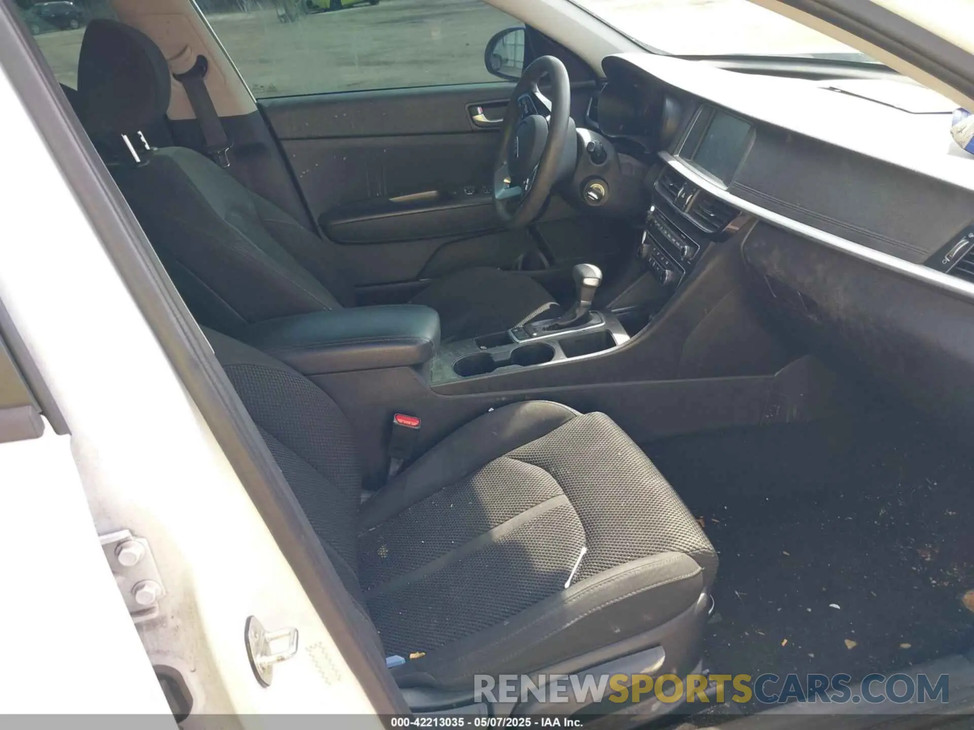 5 Photograph of a damaged car 5XXGT4L35KG338918 KIA OPTIMA 2019