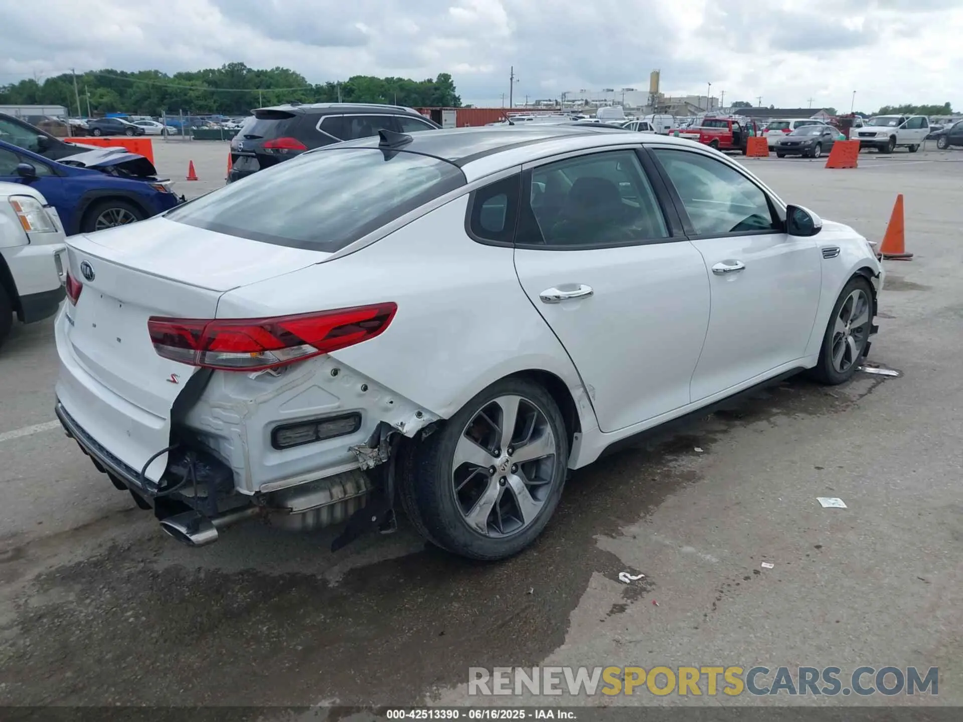 4 Photograph of a damaged car 5XXGT4L35KG355427 KIA OPTIMA 2019