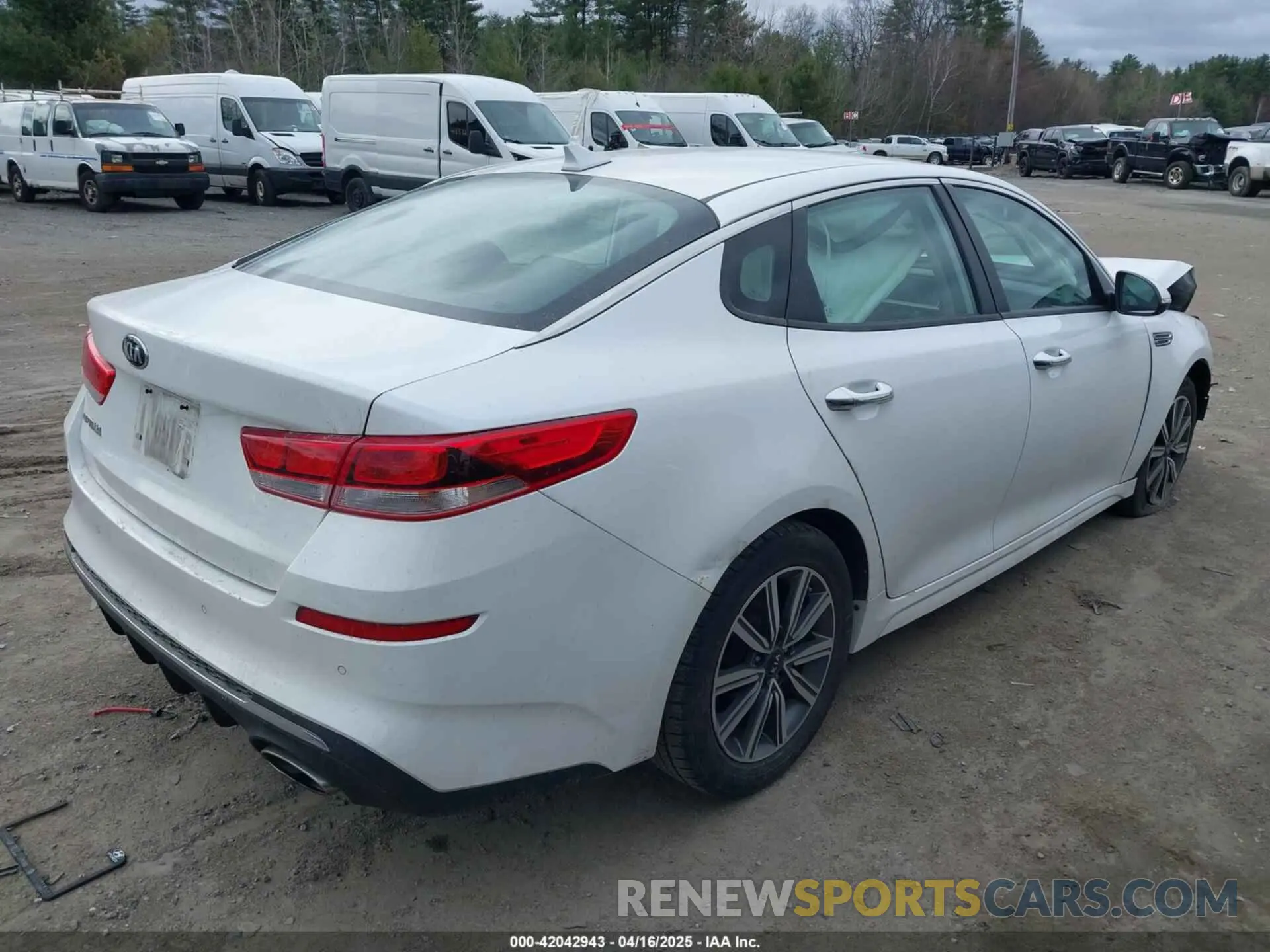 4 Photograph of a damaged car 5XXGT4L35KG359834 KIA OPTIMA 2019
