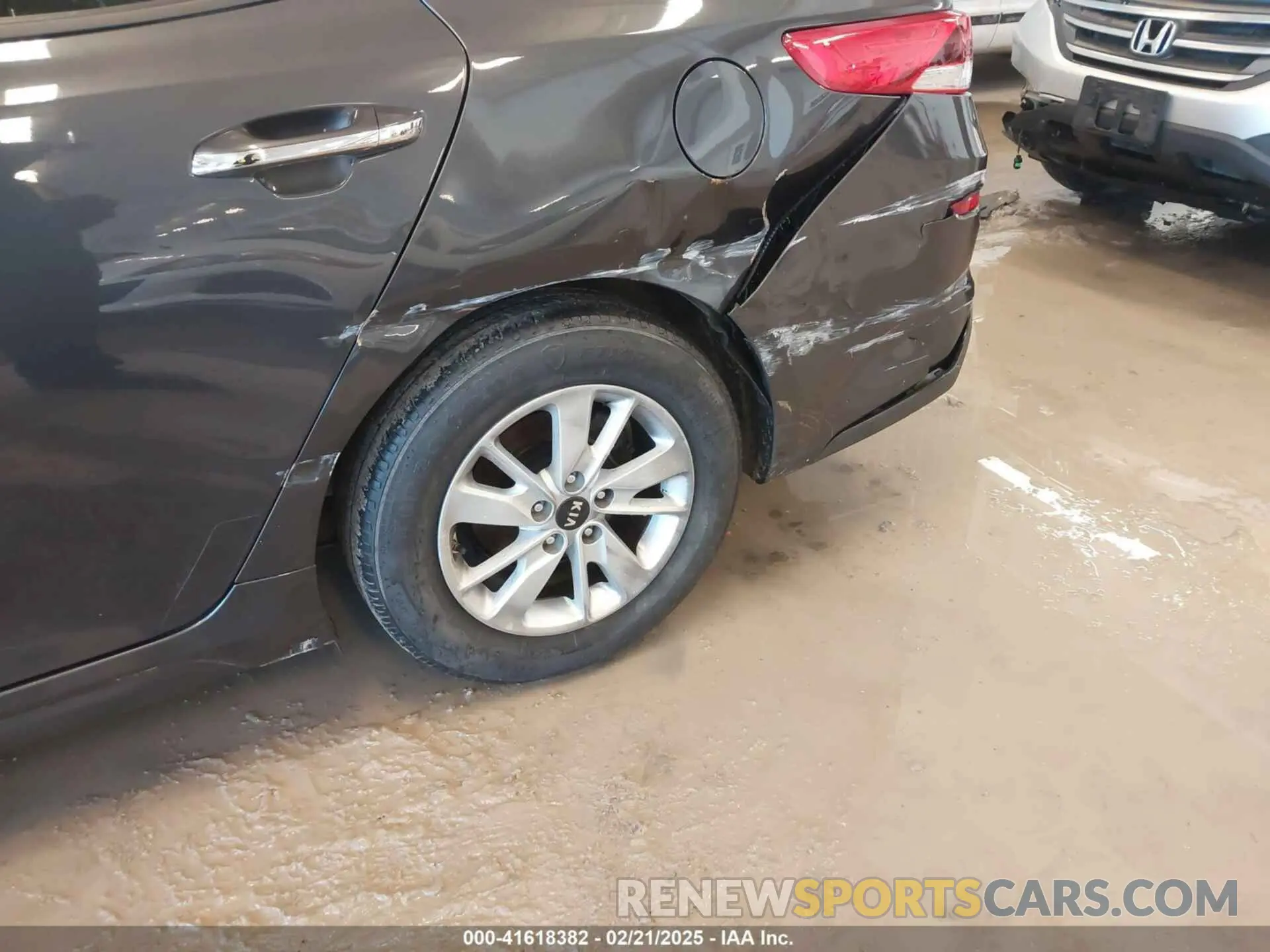 18 Photograph of a damaged car 5XXGT4L36KG279541 KIA OPTIMA 2019