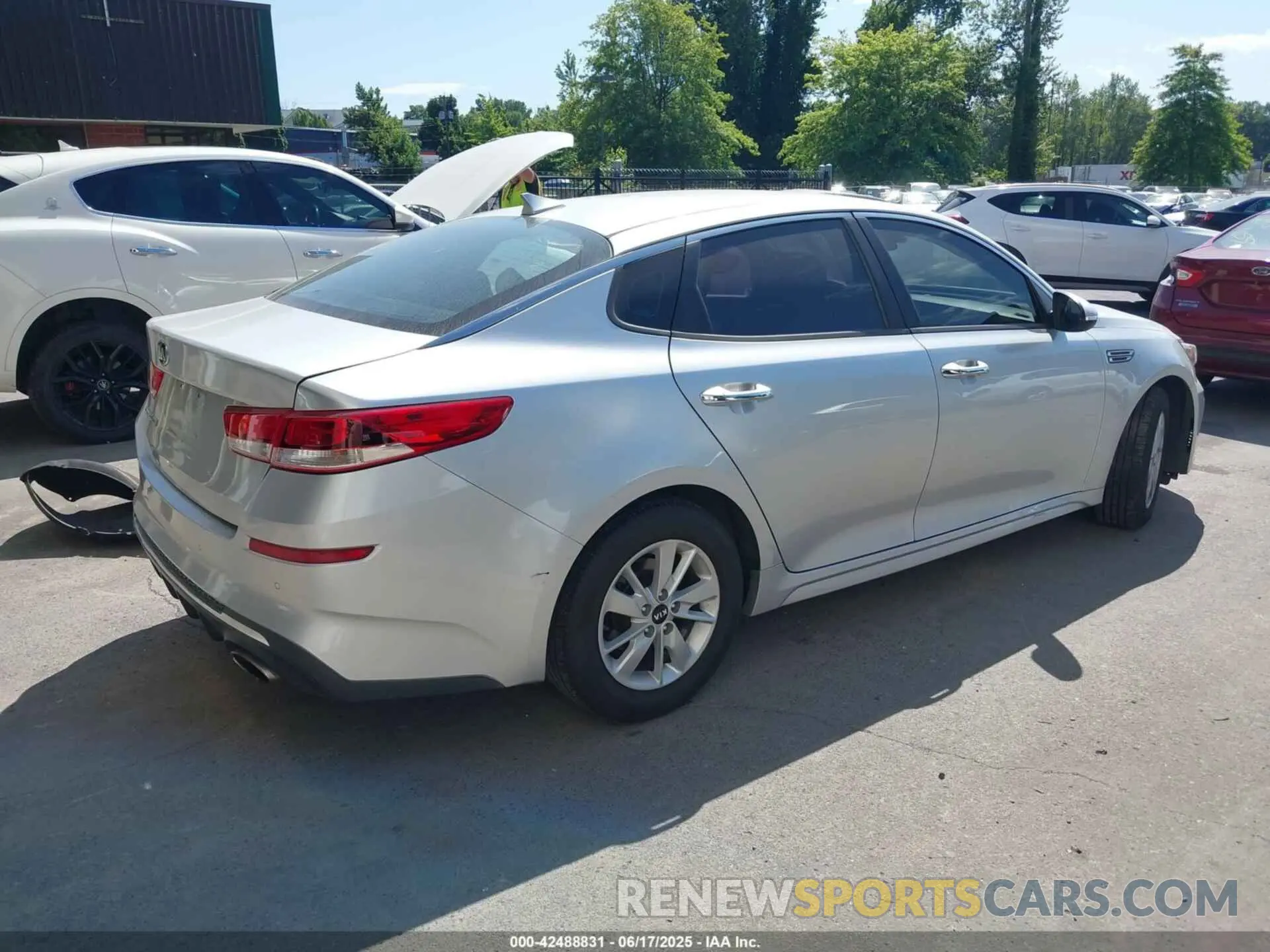 4 Photograph of a damaged car 5XXGT4L36KG283413 KIA OPTIMA 2019
