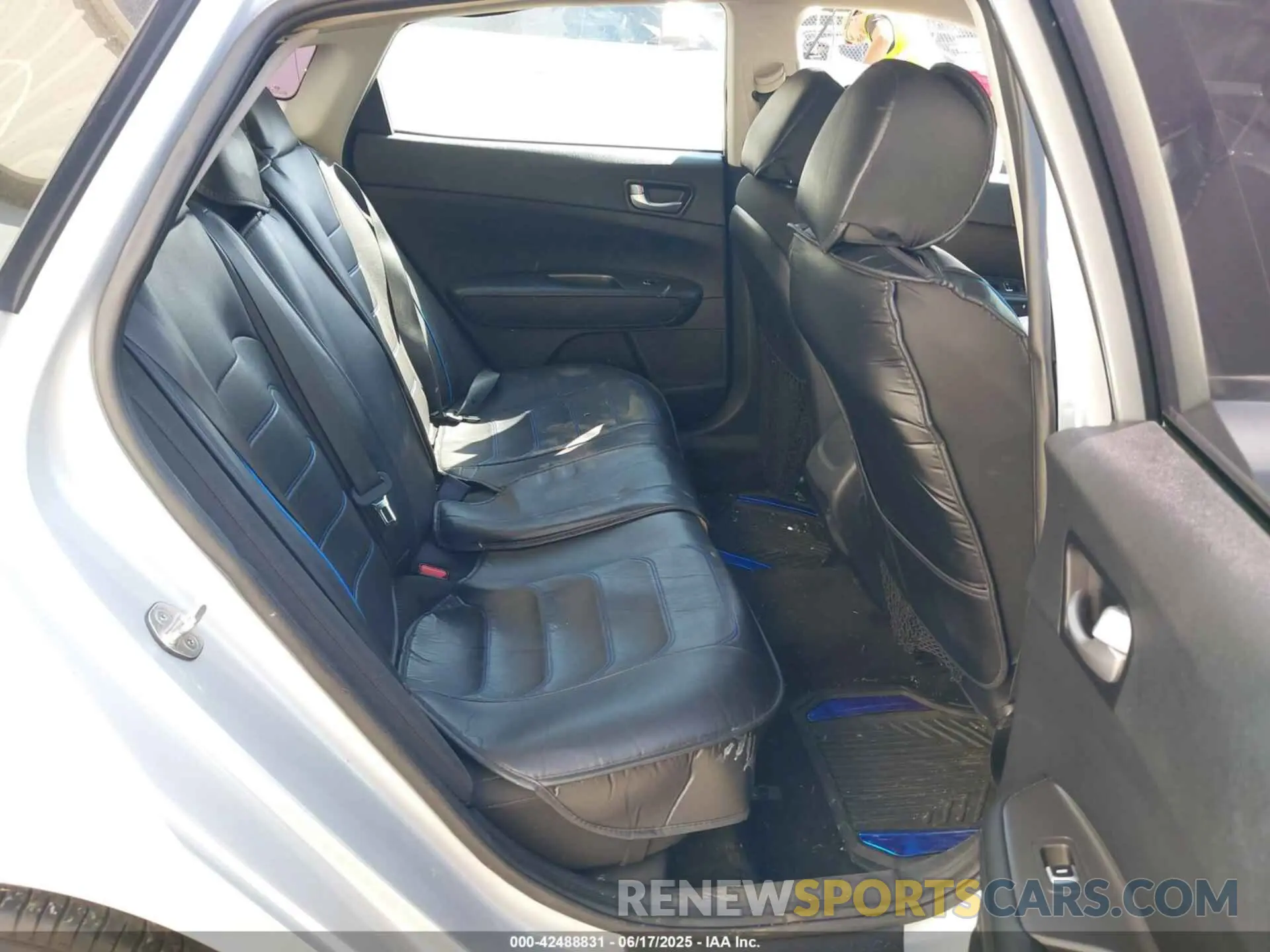 8 Photograph of a damaged car 5XXGT4L36KG283413 KIA OPTIMA 2019