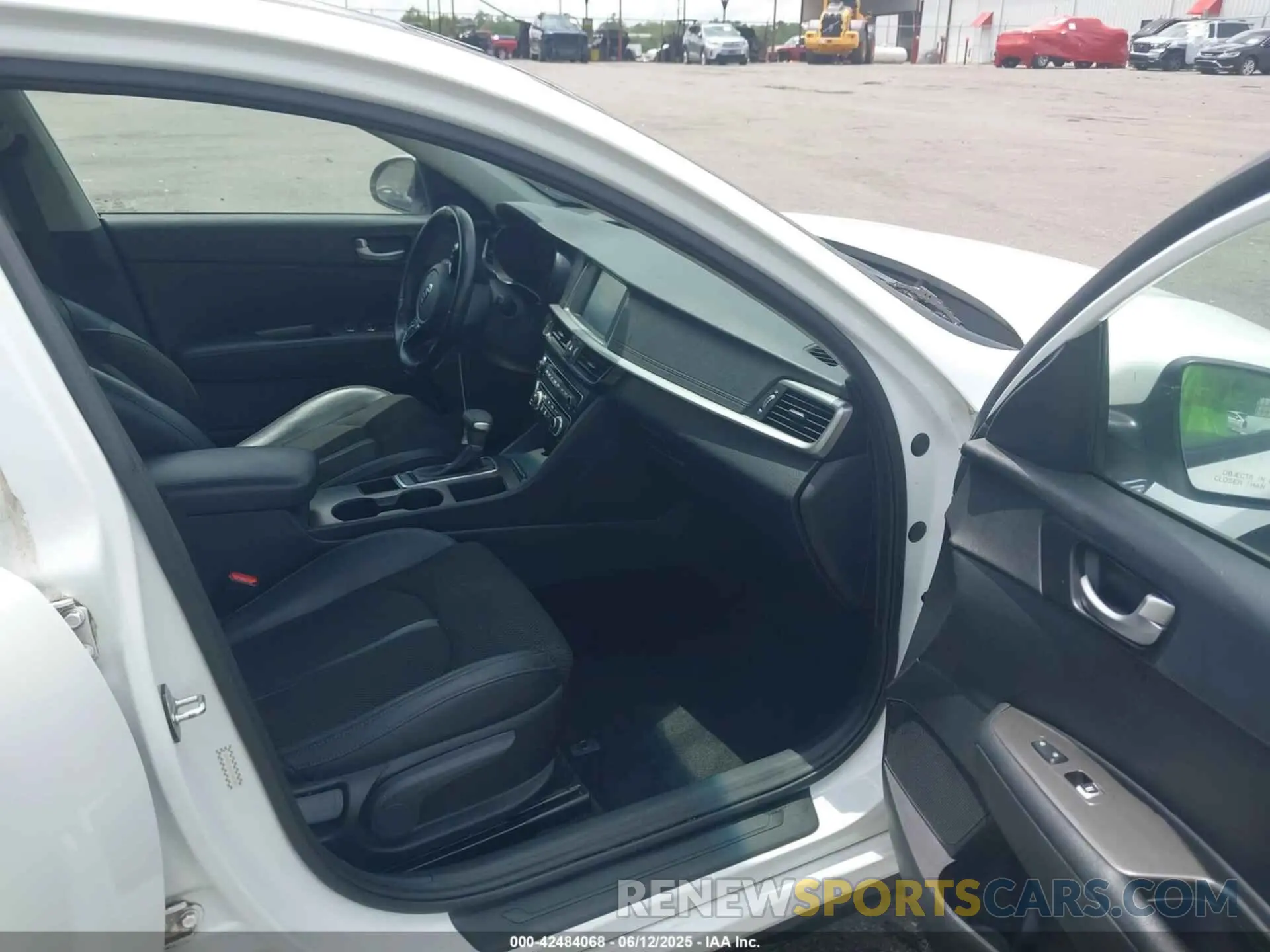 5 Photograph of a damaged car 5XXGT4L36KG361723 KIA OPTIMA 2019
