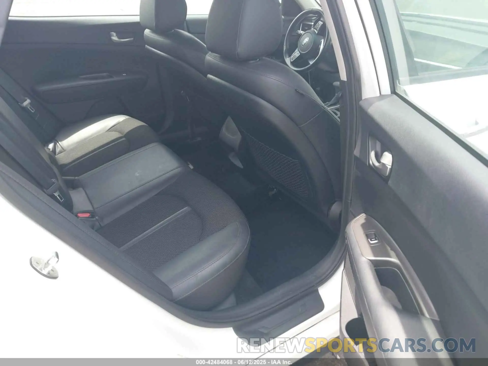 8 Photograph of a damaged car 5XXGT4L36KG361723 KIA OPTIMA 2019