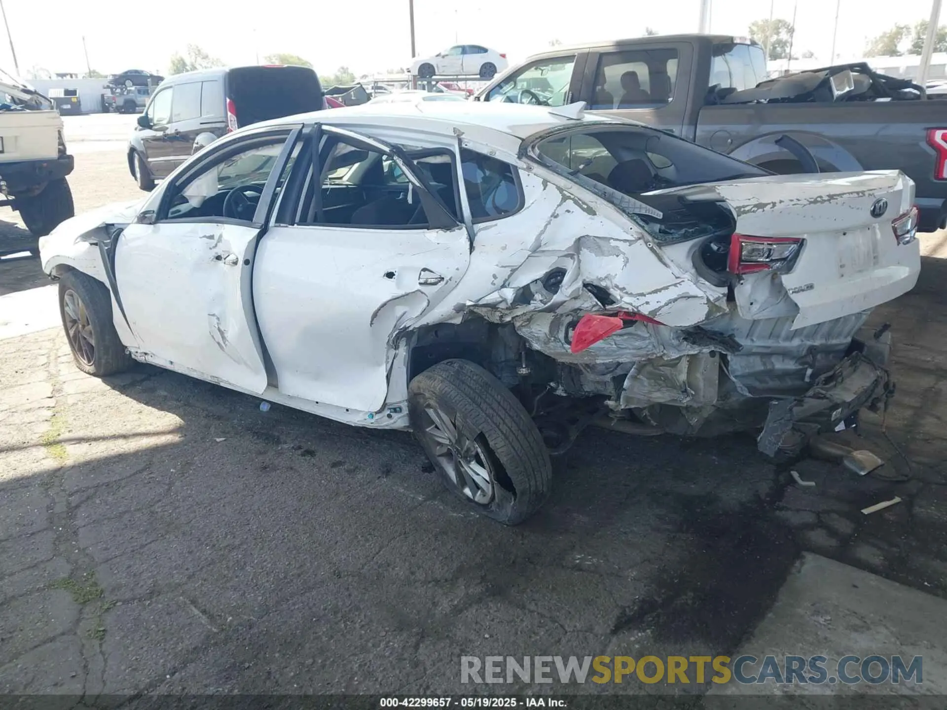 3 Photograph of a damaged car 5XXGT4L37KG301109 KIA OPTIMA 2019