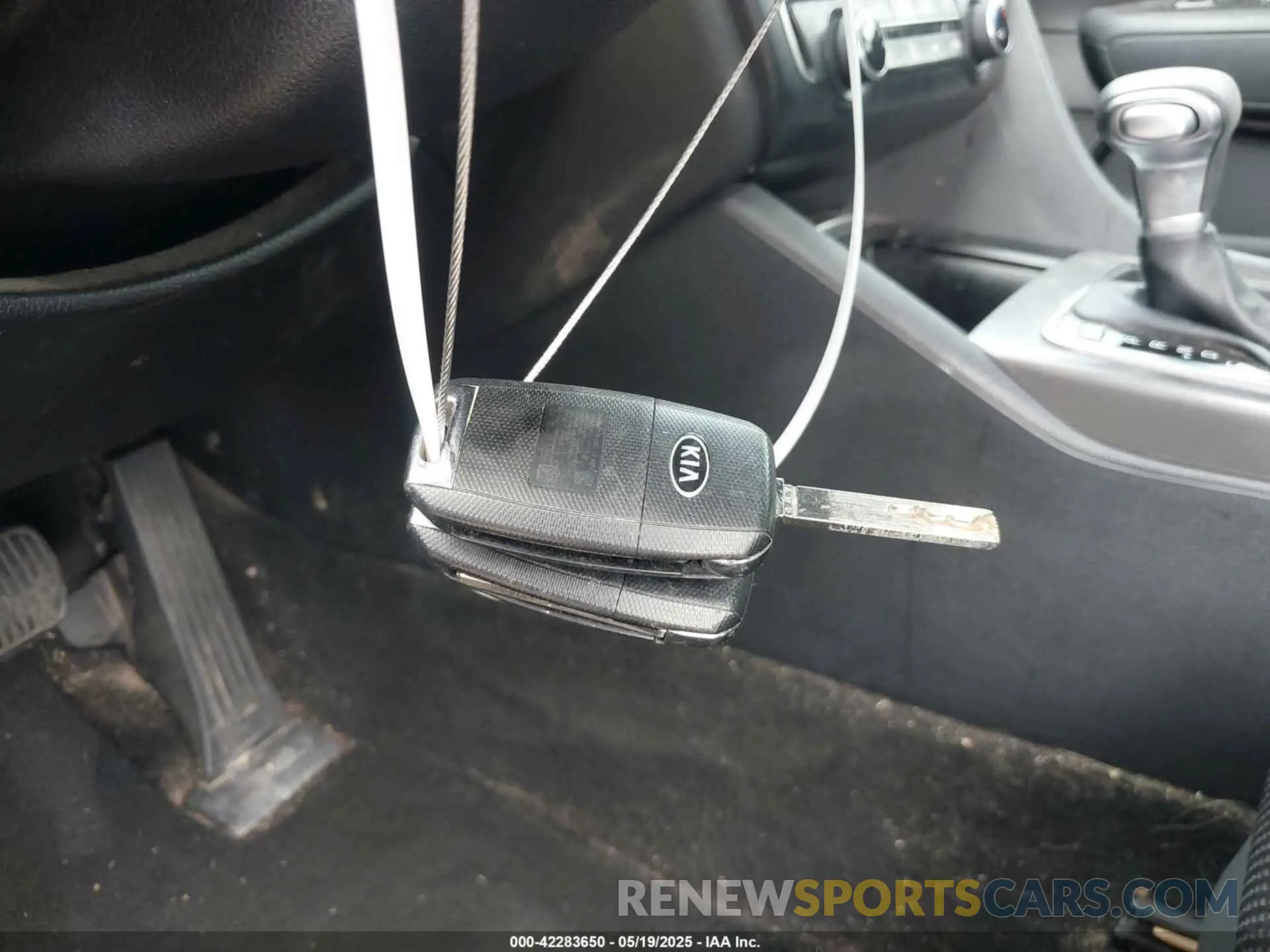 11 Photograph of a damaged car 5XXGT4L37KG336118 KIA OPTIMA 2019