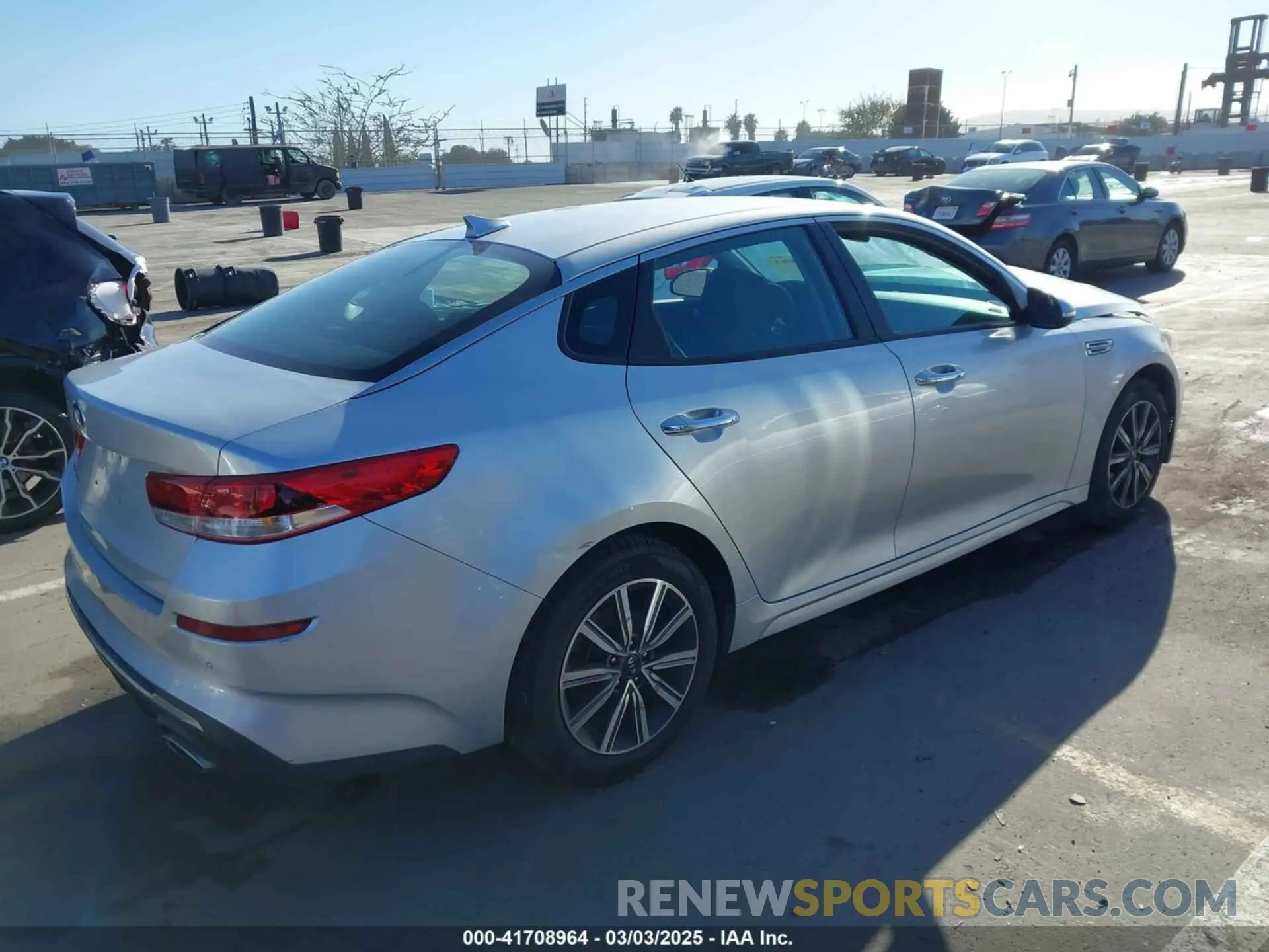 4 Photograph of a damaged car 5XXGT4L37KG379860 KIA OPTIMA 2019