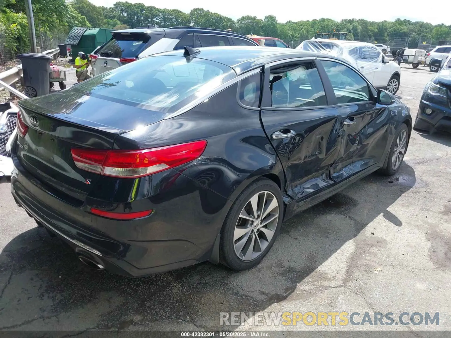4 Photograph of a damaged car 5XXGT4L38KG303595 KIA OPTIMA 2019