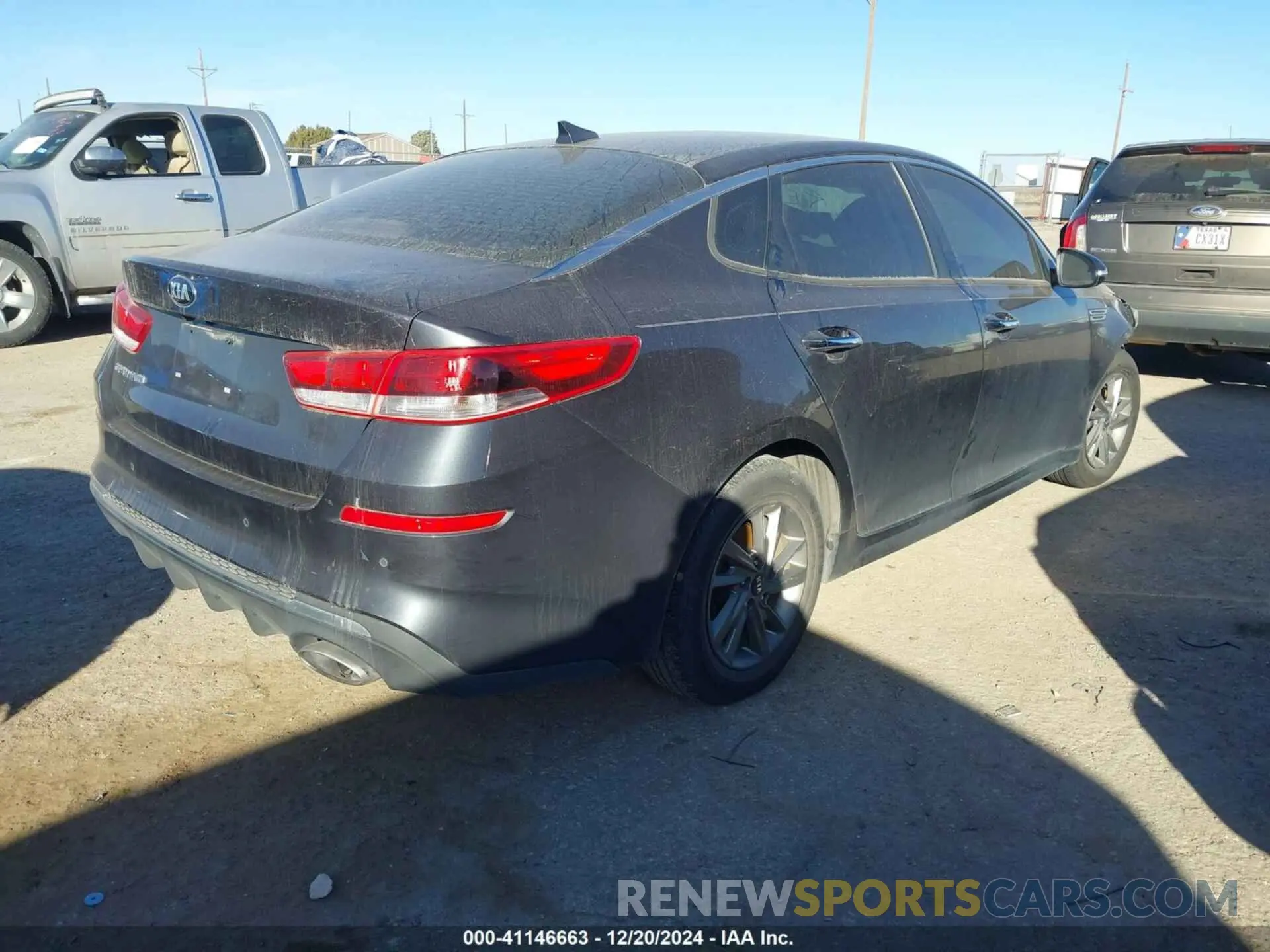 4 Photograph of a damaged car 5XXGT4L38KG324429 KIA OPTIMA 2019