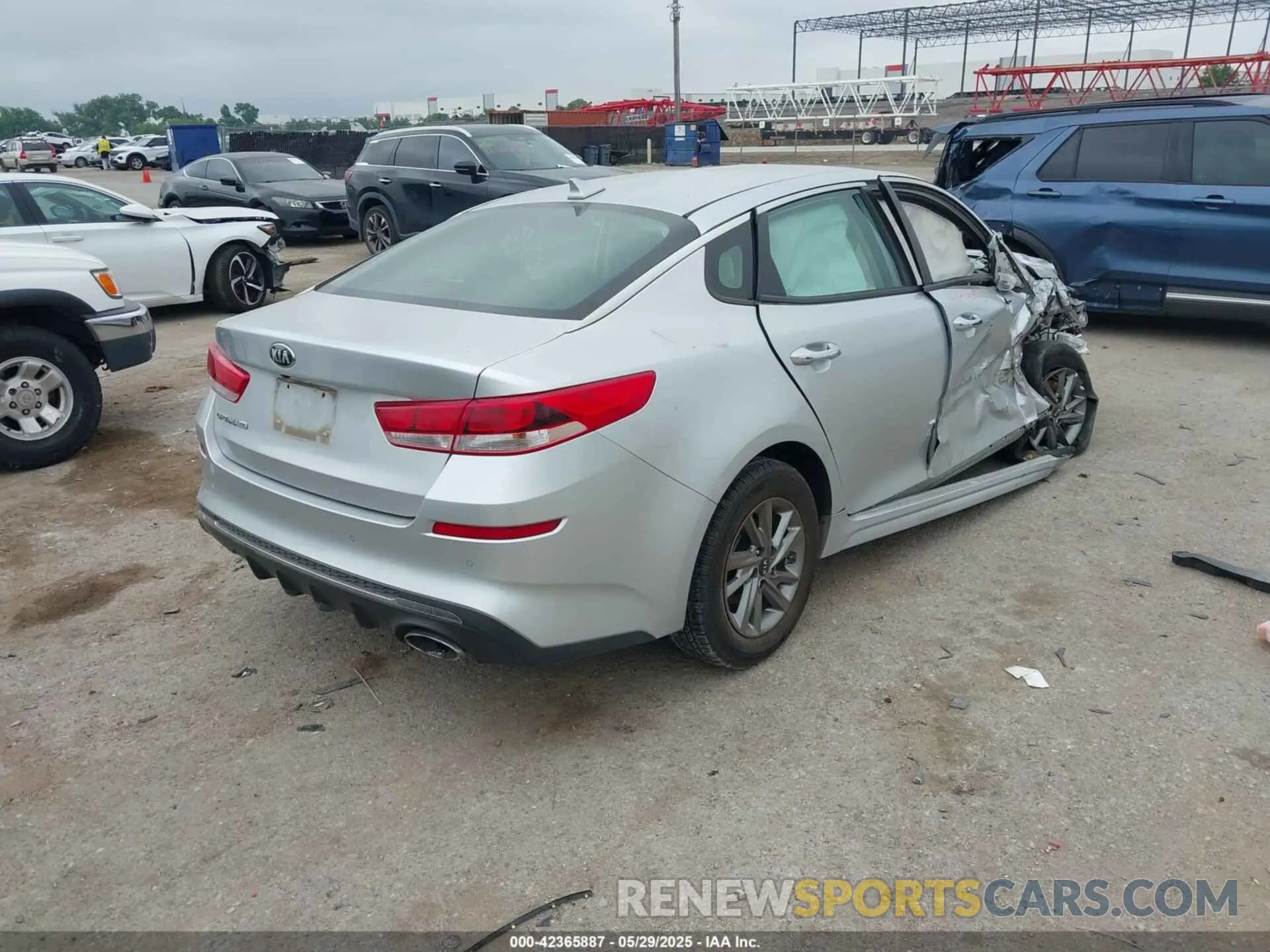 4 Photograph of a damaged car 5XXGT4L38KG330893 KIA OPTIMA 2019