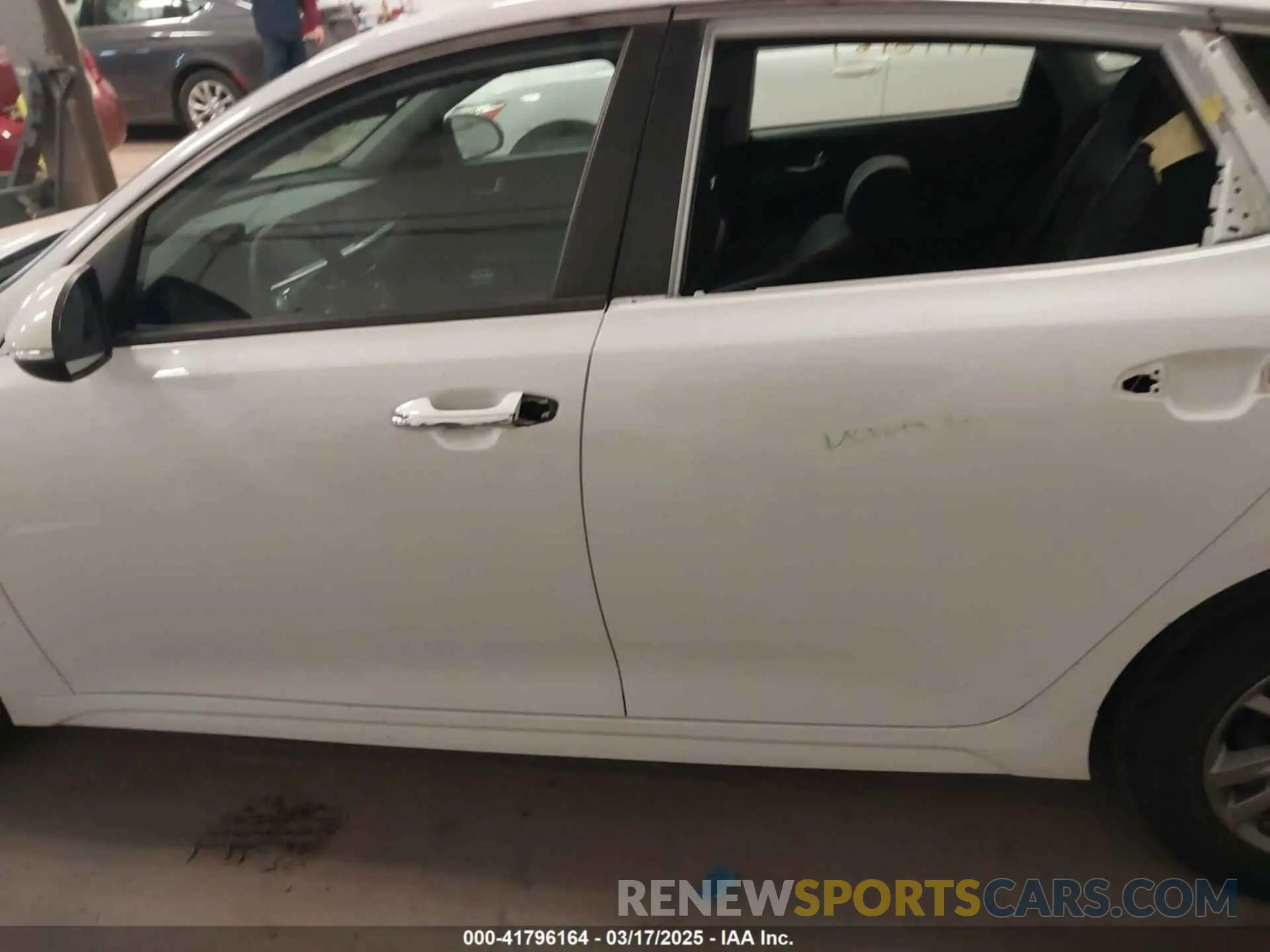 14 Photograph of a damaged car 5XXGT4L38KG334846 KIA OPTIMA 2019