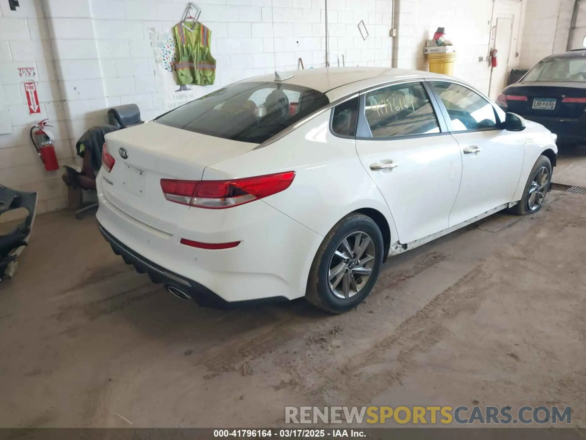 4 Photograph of a damaged car 5XXGT4L38KG334846 KIA OPTIMA 2019