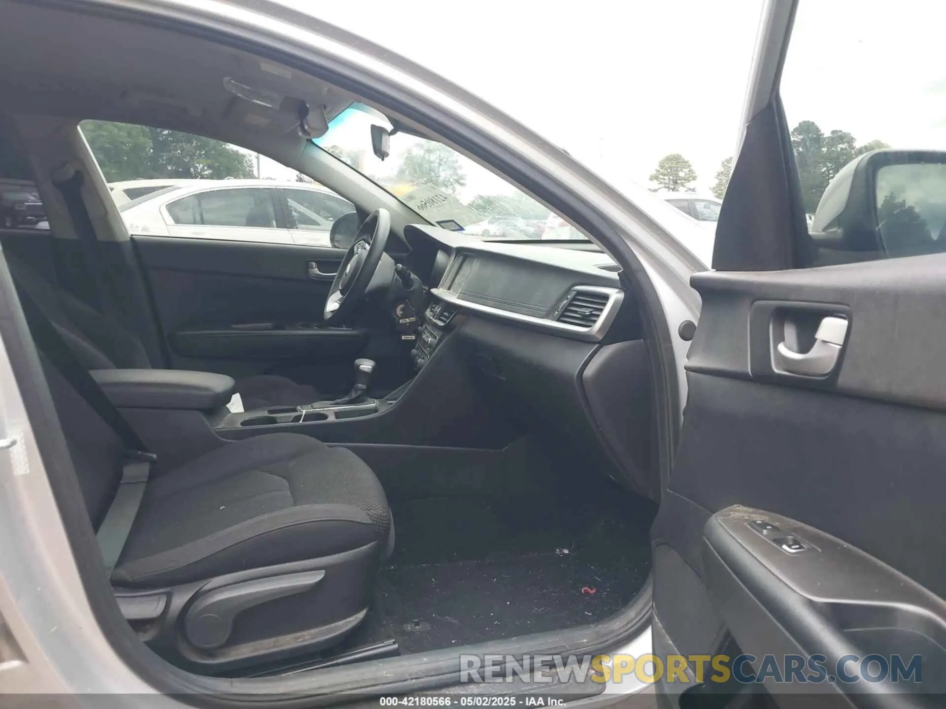 5 Photograph of a damaged car 5XXGT4L38KG342820 KIA OPTIMA 2019