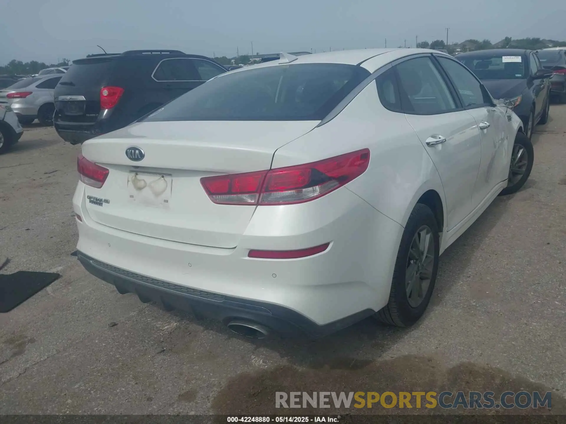 4 Photograph of a damaged car 5XXGT4L38KG350626 KIA OPTIMA 2019