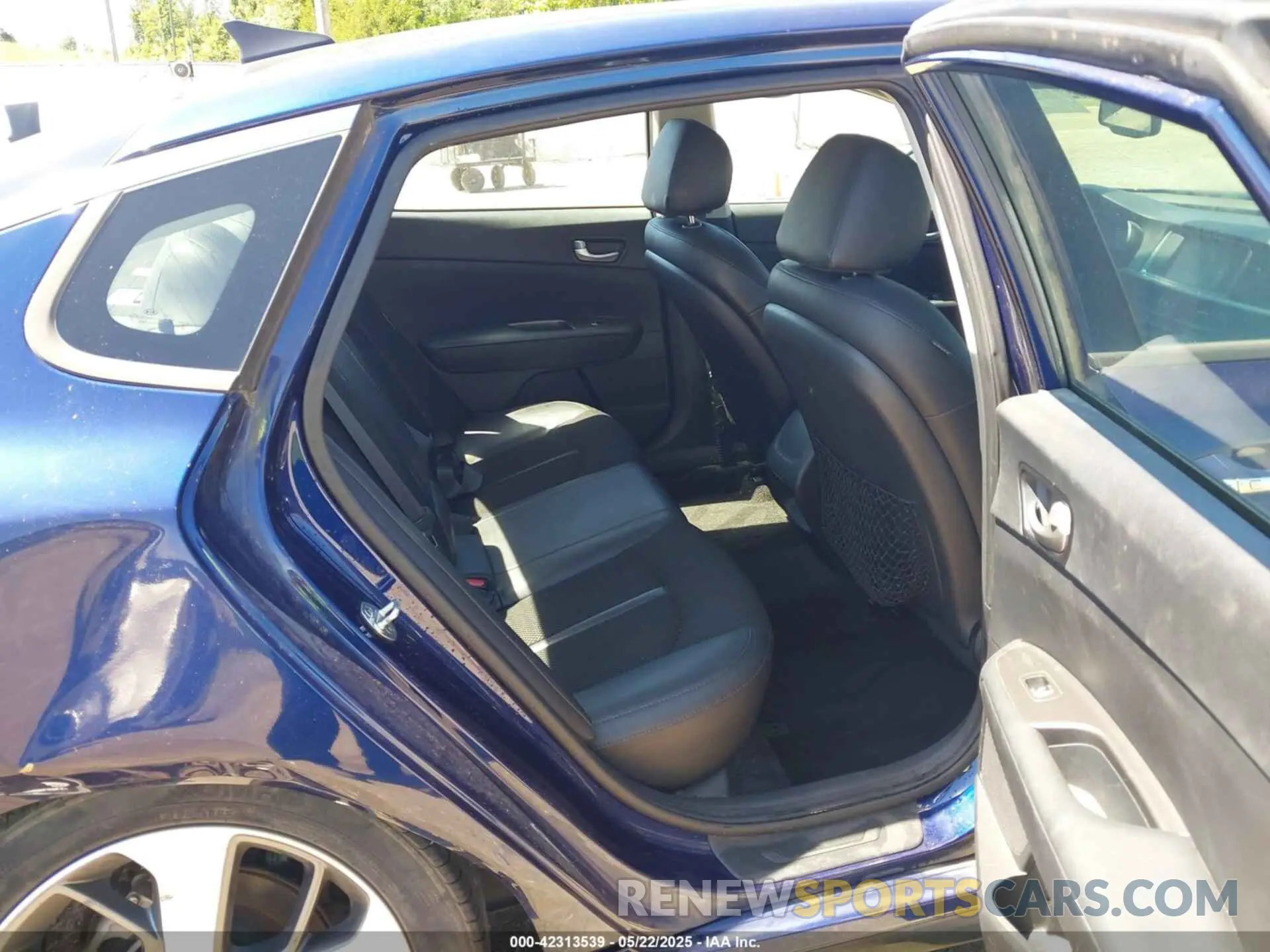 8 Photograph of a damaged car 5XXGT4L38KG359424 KIA OPTIMA 2019