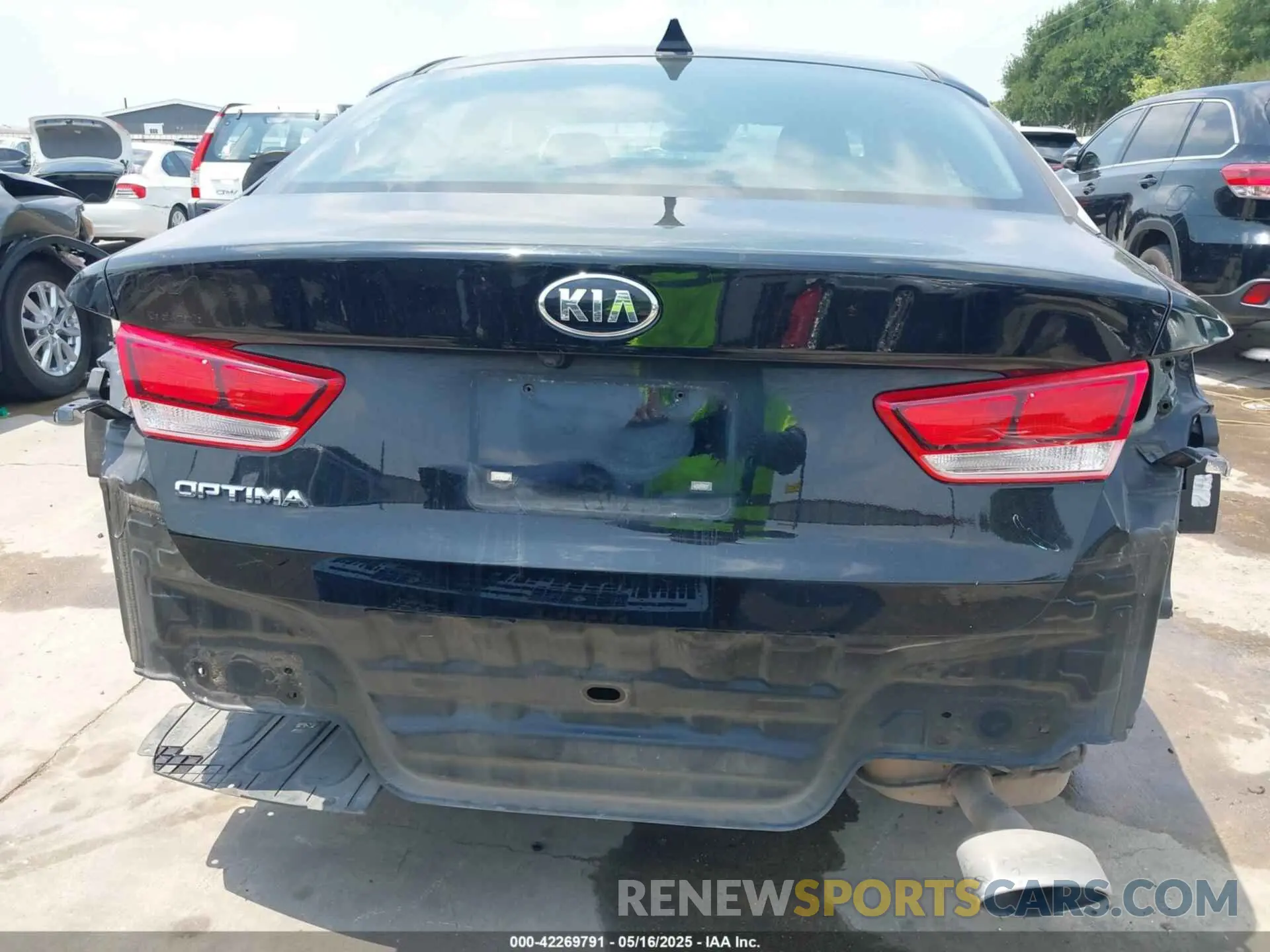 18 Photograph of a damaged car 5XXGT4L38KG375297 KIA OPTIMA 2019