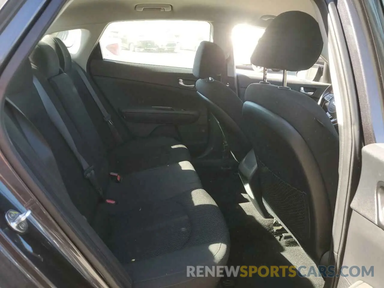 10 Фотография поврежденного автомобиля 5XXGT4L39KG276536 KIA OPTIMA 2019