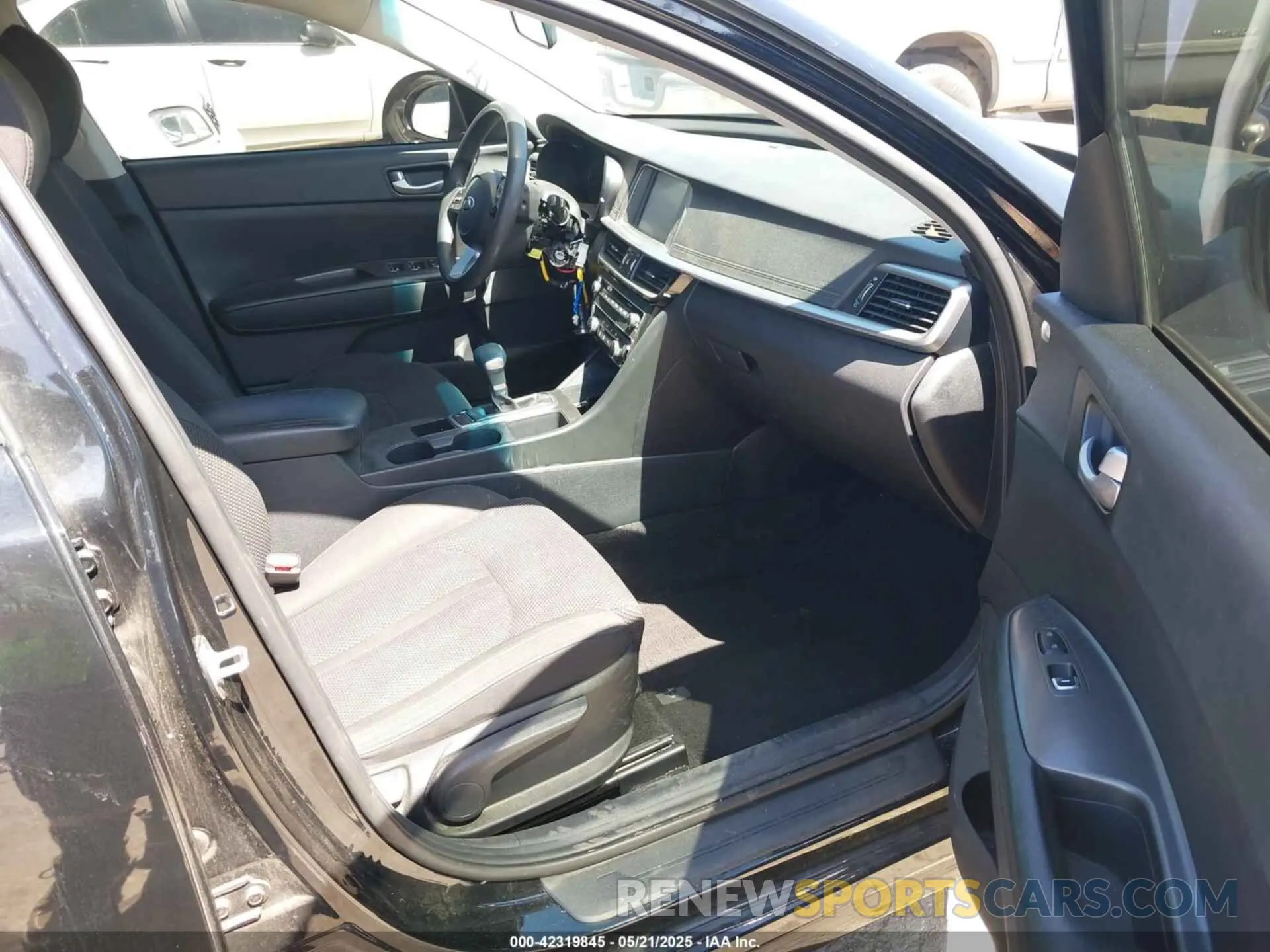 5 Photograph of a damaged car 5XXGT4L39KG324374 KIA OPTIMA 2019