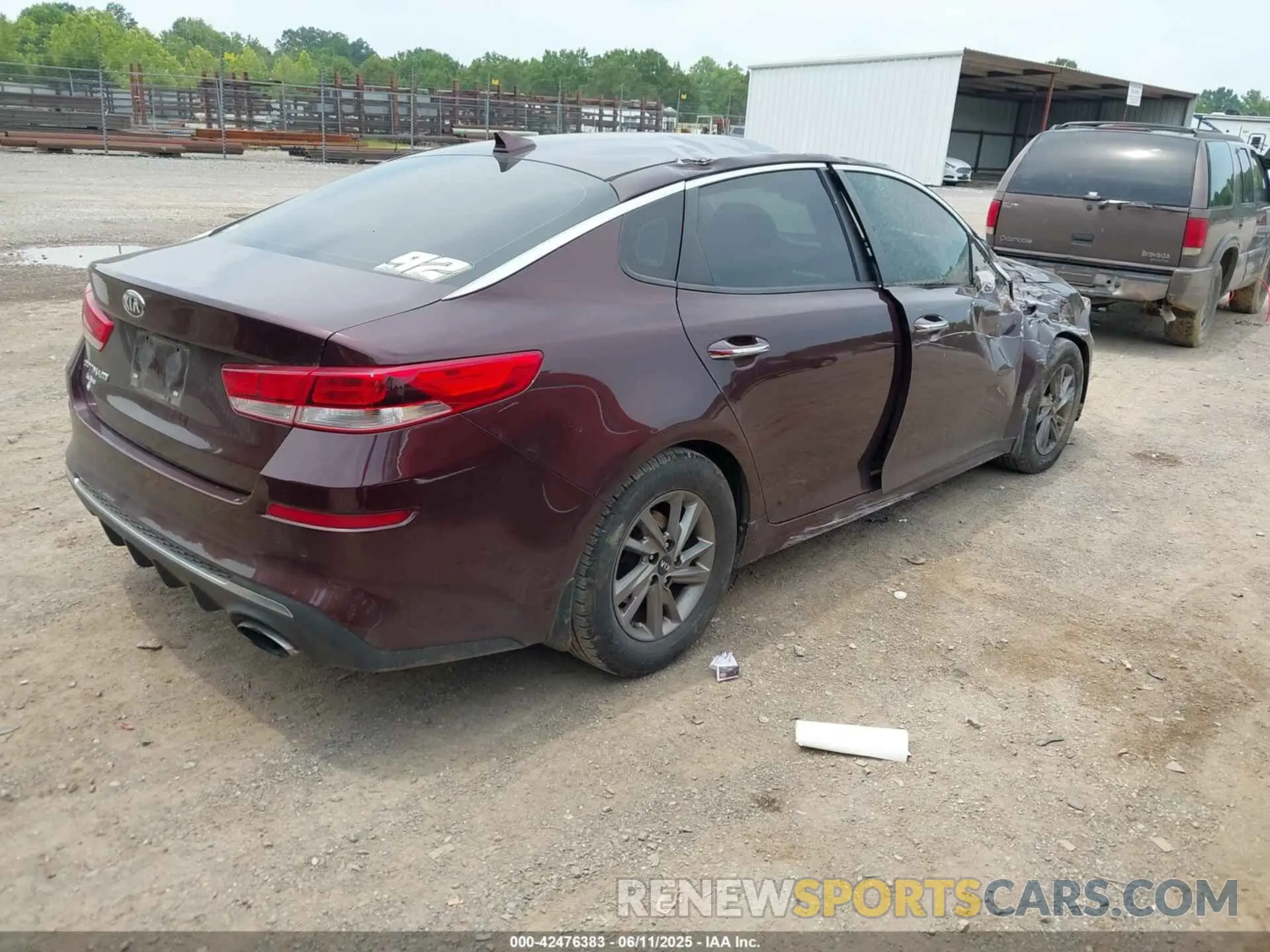 4 Photograph of a damaged car 5XXGT4L39KG343670 KIA OPTIMA 2019