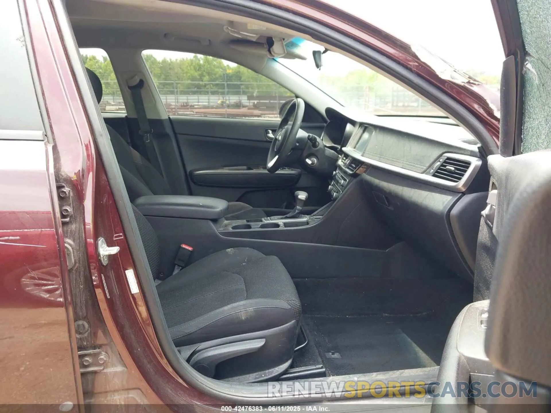 5 Photograph of a damaged car 5XXGT4L39KG343670 KIA OPTIMA 2019
