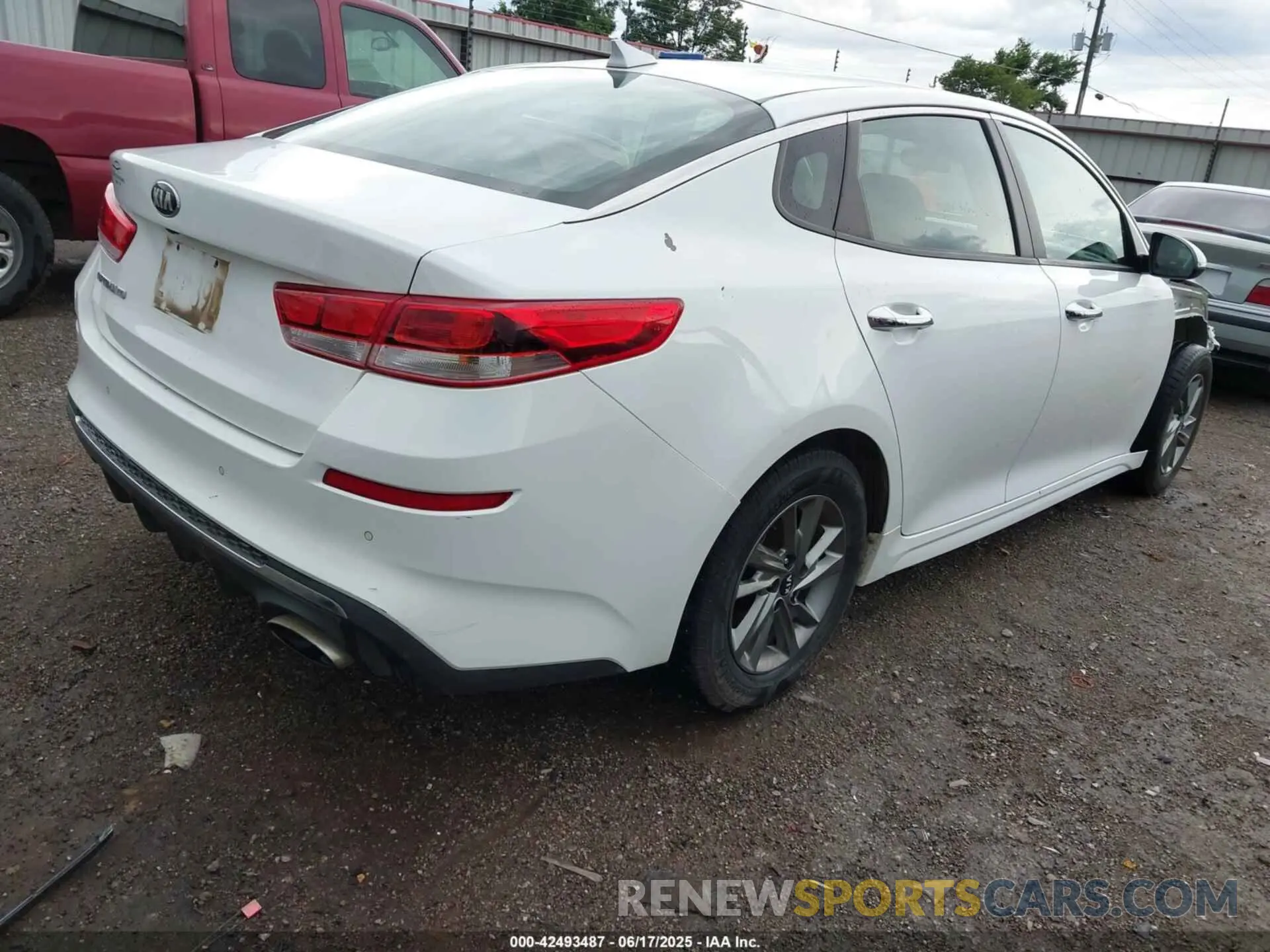 4 Photograph of a damaged car 5XXGT4L3XKG335769 KIA OPTIMA 2019