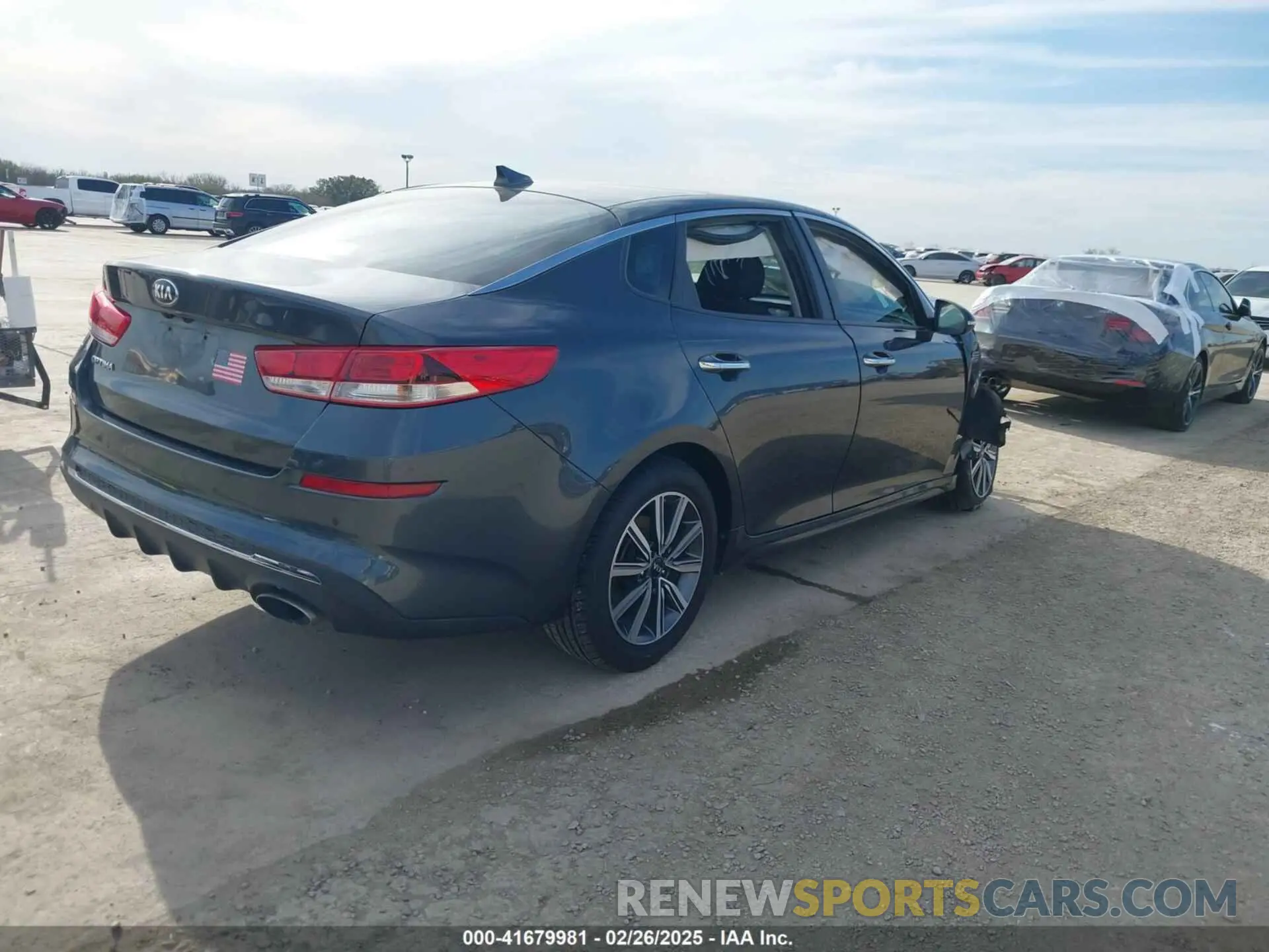 4 Фотография поврежденного автомобиля 5XXGT4L3XKG376676 KIA OPTIMA 2019