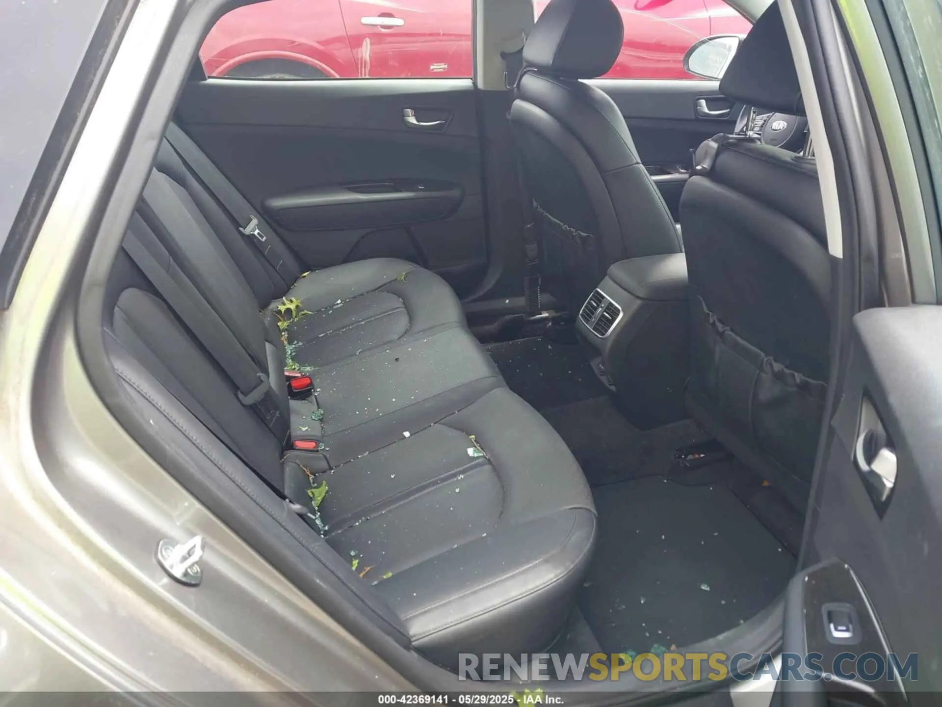 8 Photograph of a damaged car 5XXGU4L13KG286099 KIA OPTIMA 2019