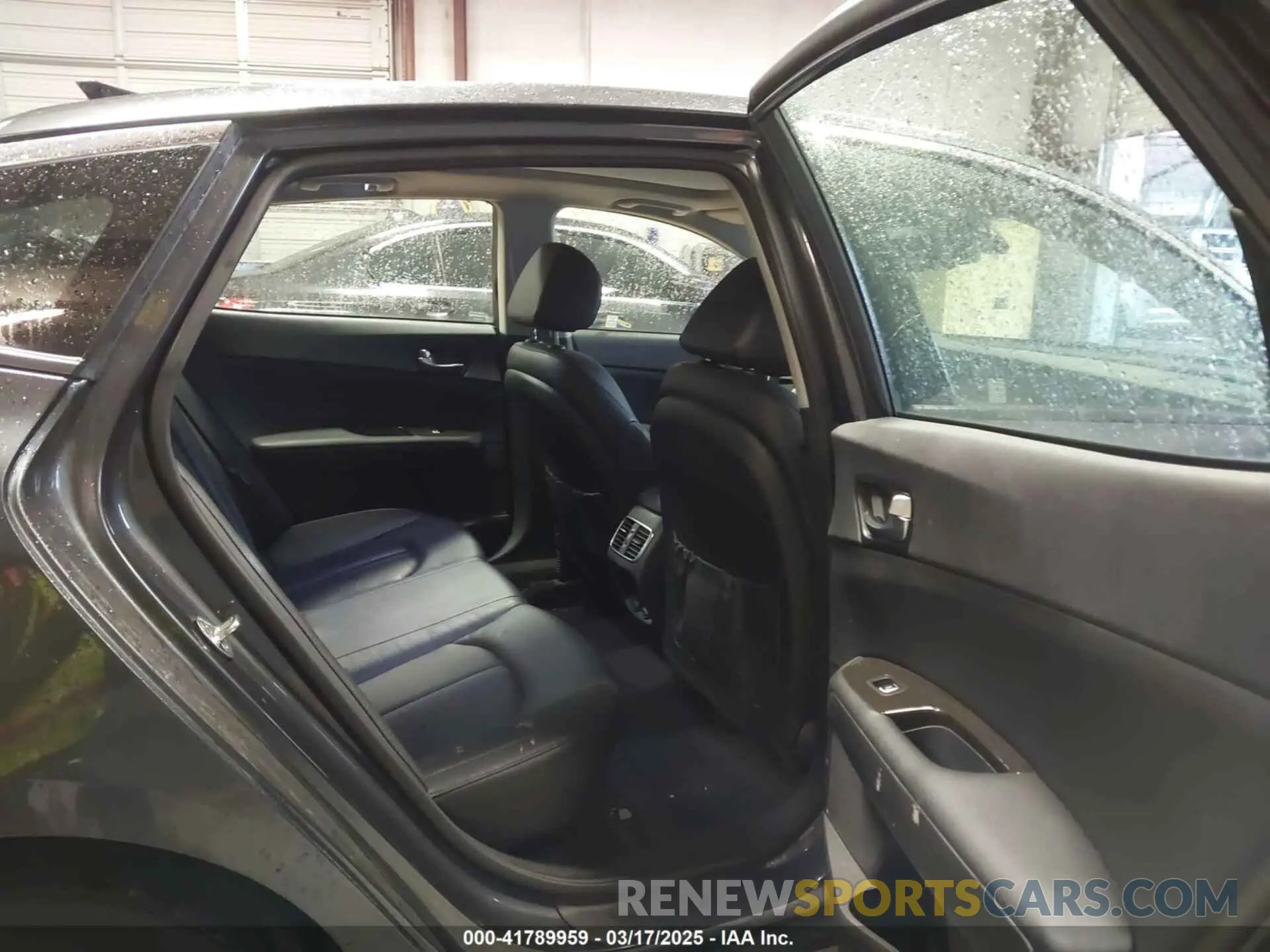 8 Photograph of a damaged car 5XXGU4L15KG298304 KIA OPTIMA 2019