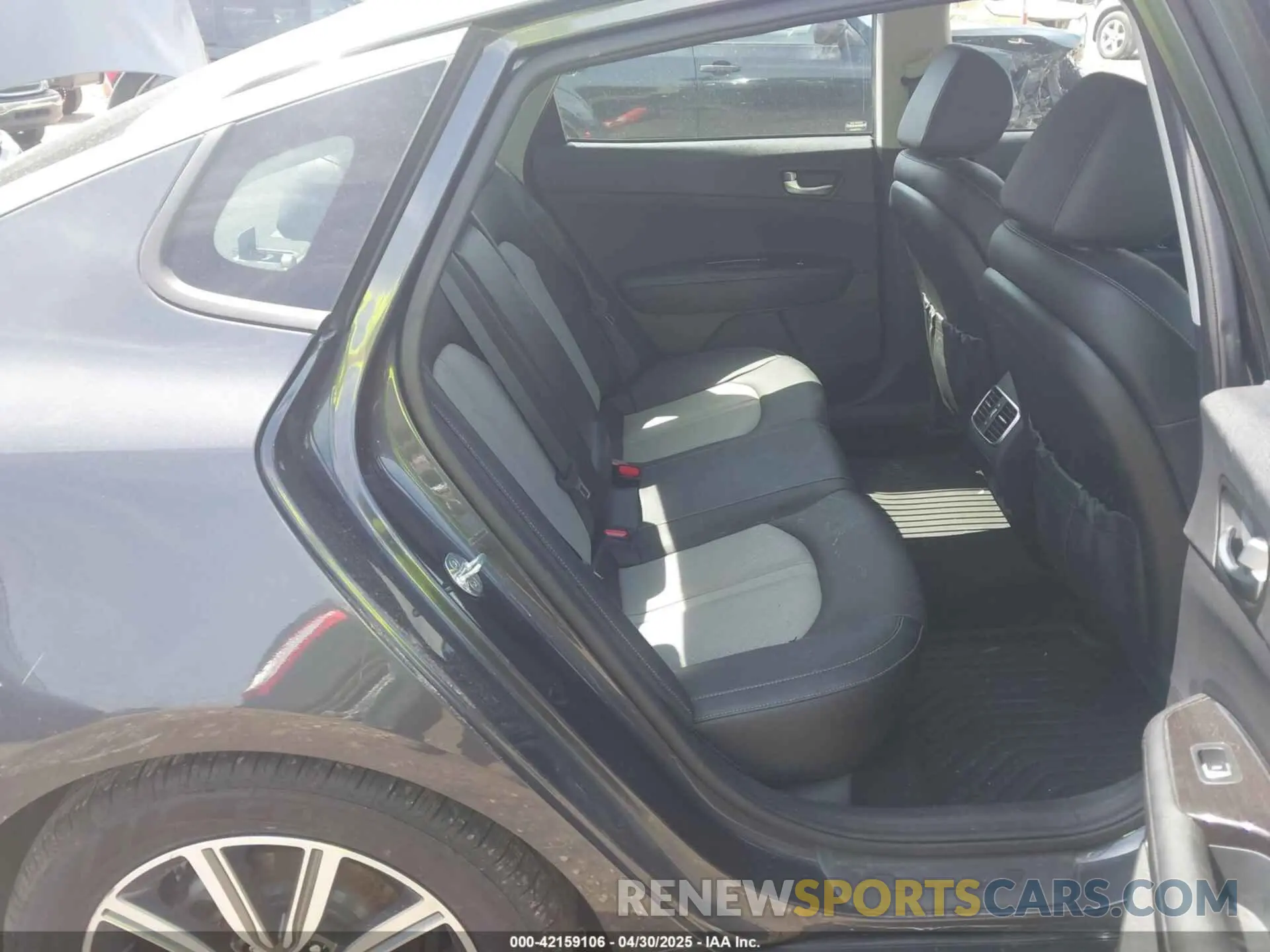 8 Photograph of a damaged car 5XXGU4L19KG307229 KIA OPTIMA 2019