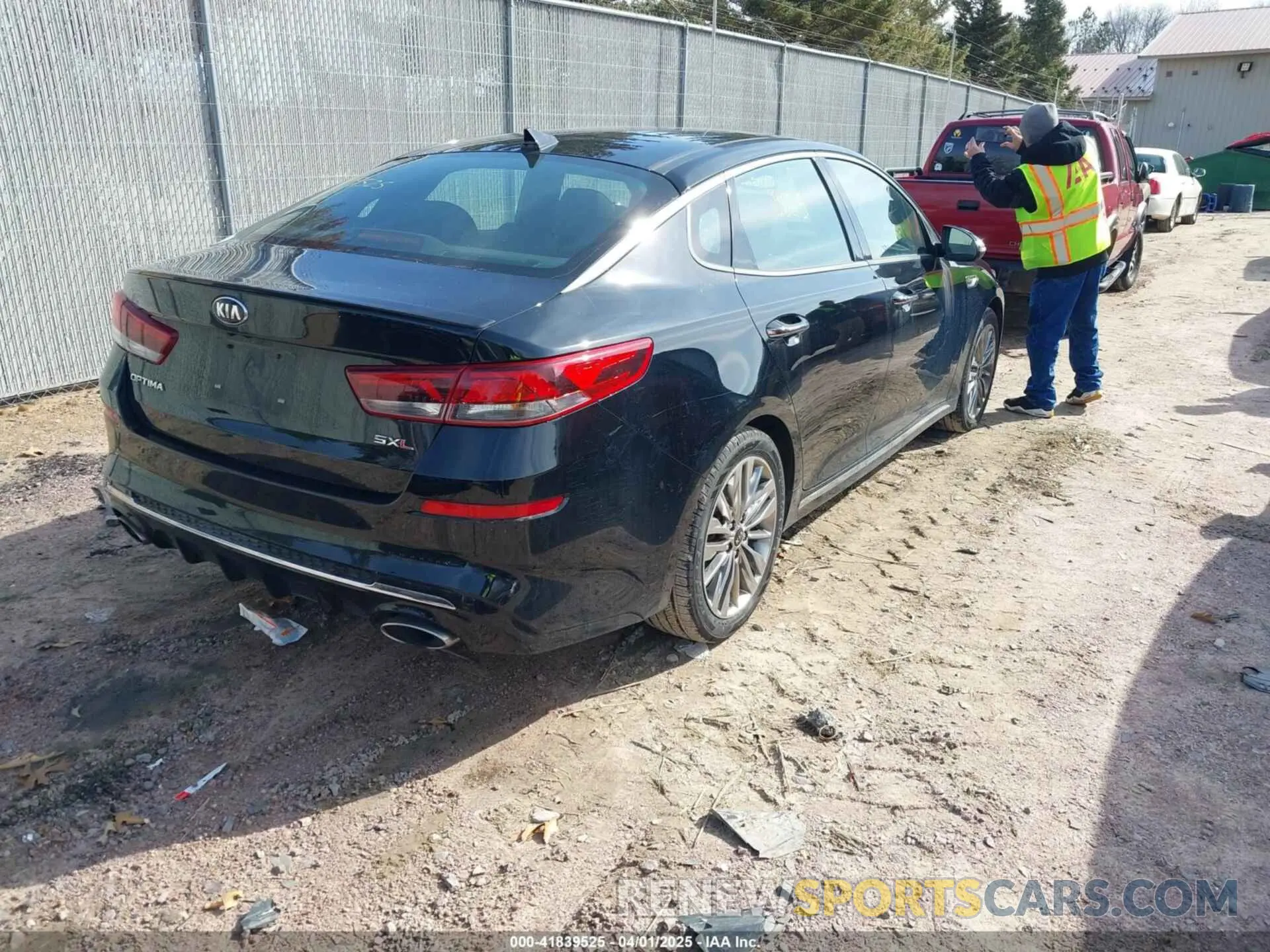 4 Photograph of a damaged car 5XXGV4L24KG351533 KIA OPTIMA 2019