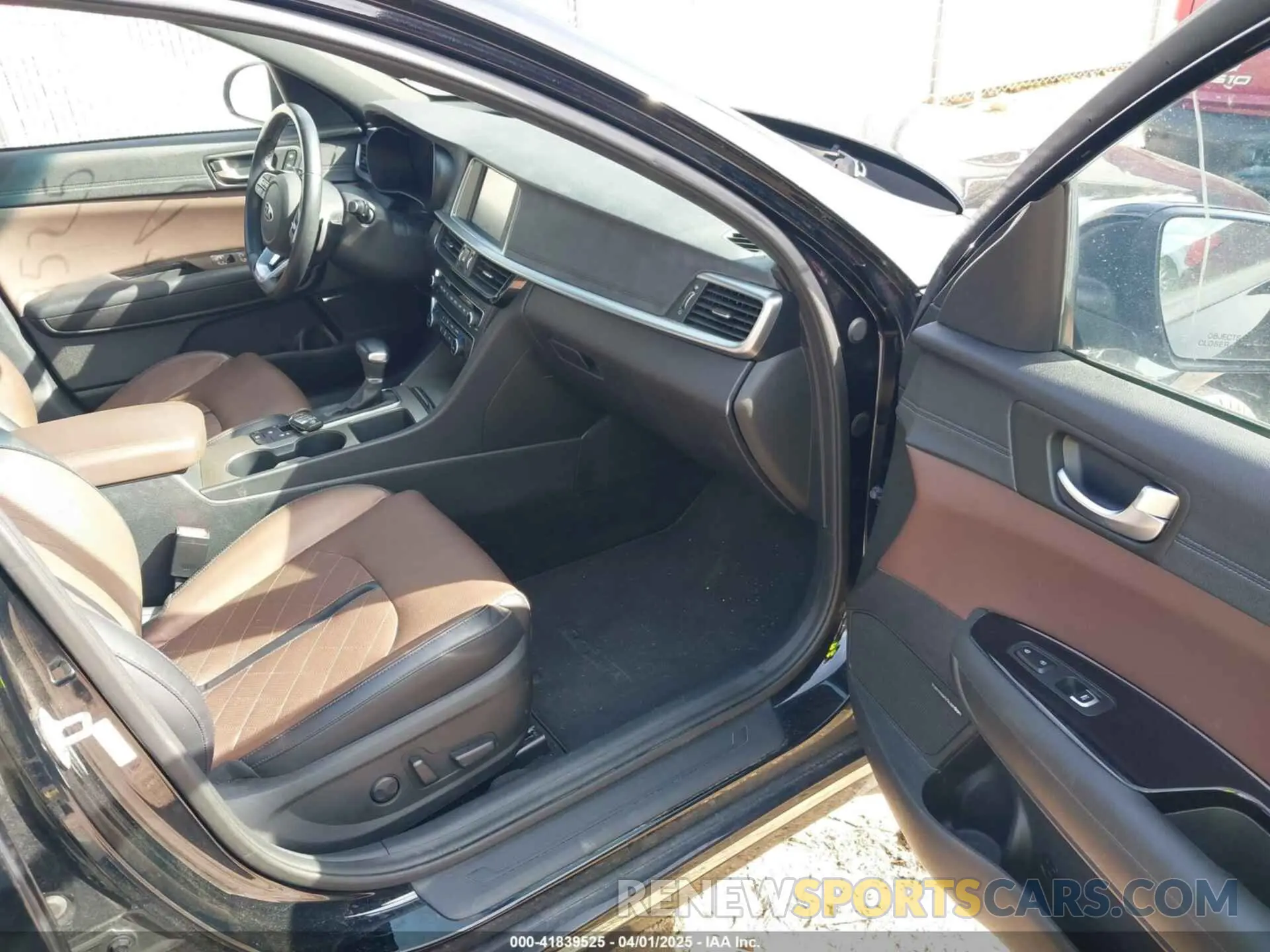 5 Photograph of a damaged car 5XXGV4L24KG351533 KIA OPTIMA 2019