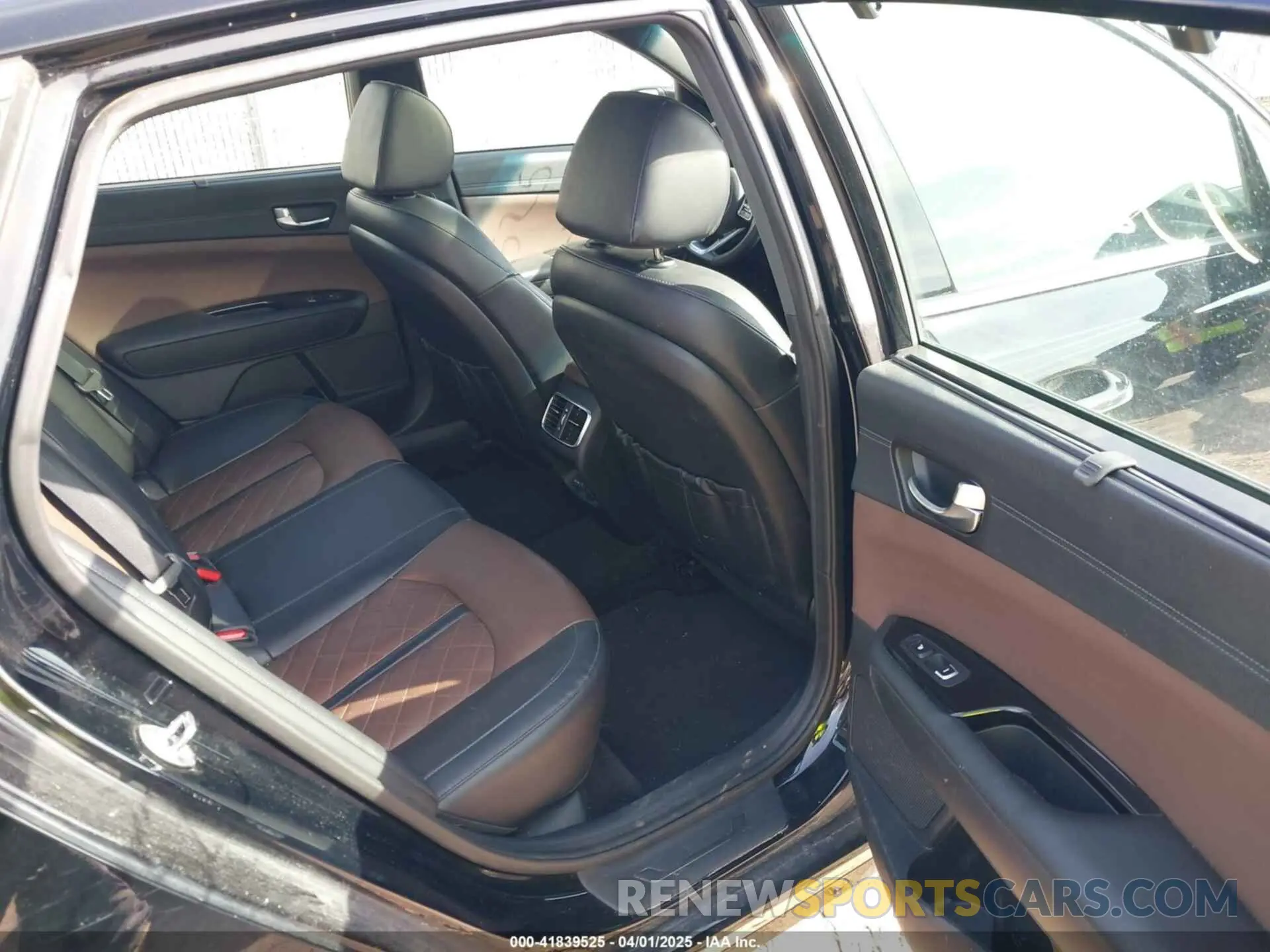 8 Photograph of a damaged car 5XXGV4L24KG351533 KIA OPTIMA 2019