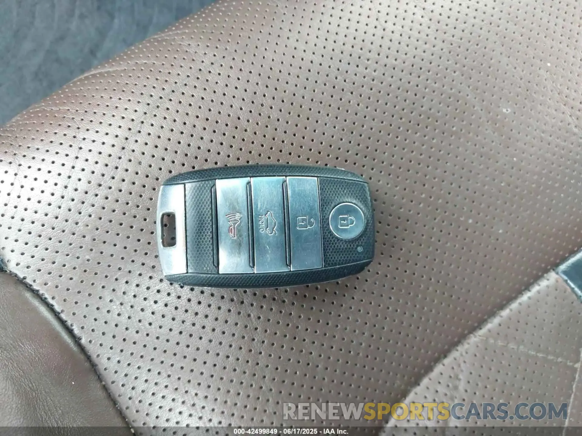 11 Photograph of a damaged car 5XXGV4L28KG306871 KIA OPTIMA 2019