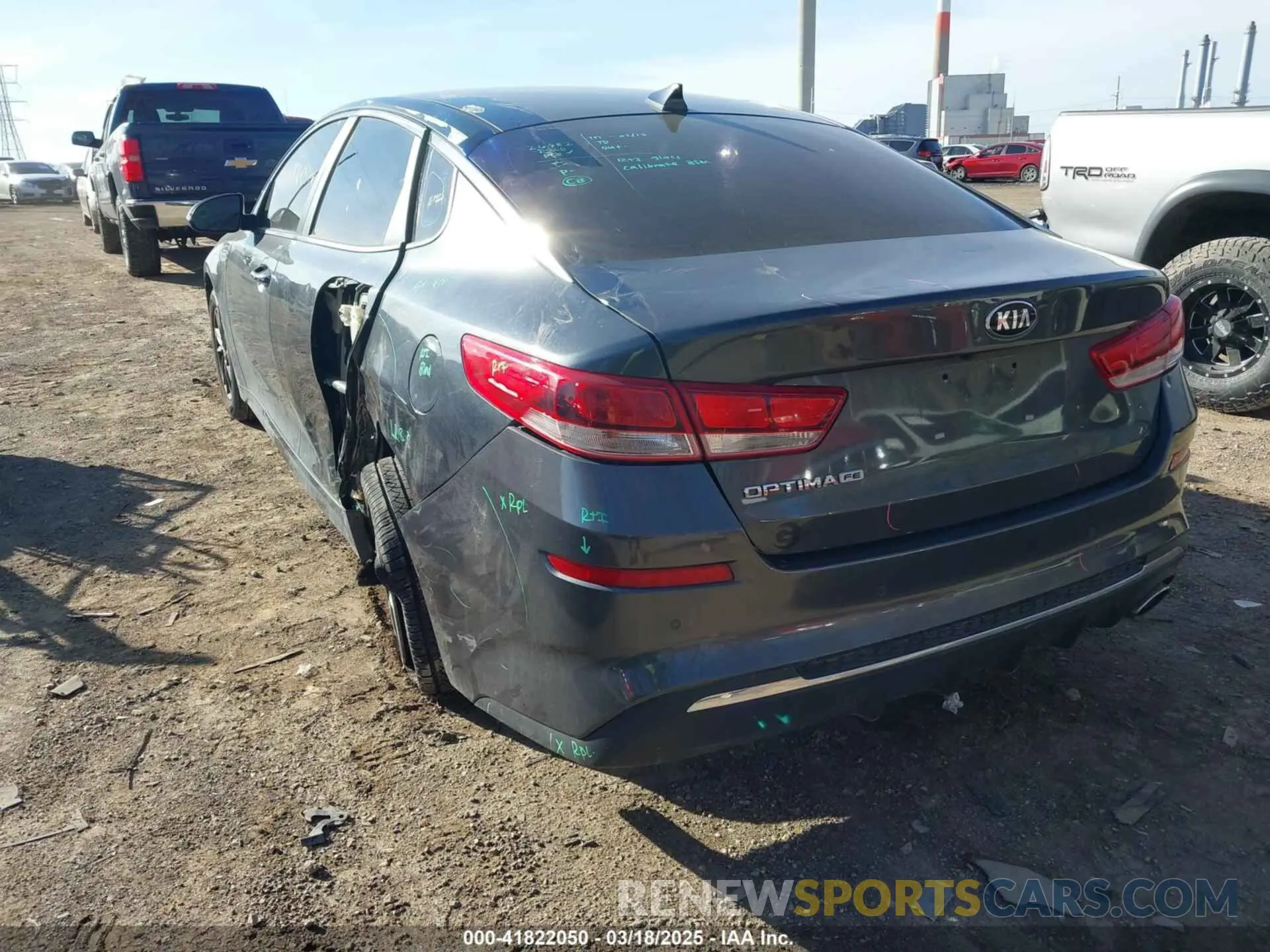 3 Photograph of a damaged car 5XXGT4L31LG384991 KIA OPTIMA 2020
