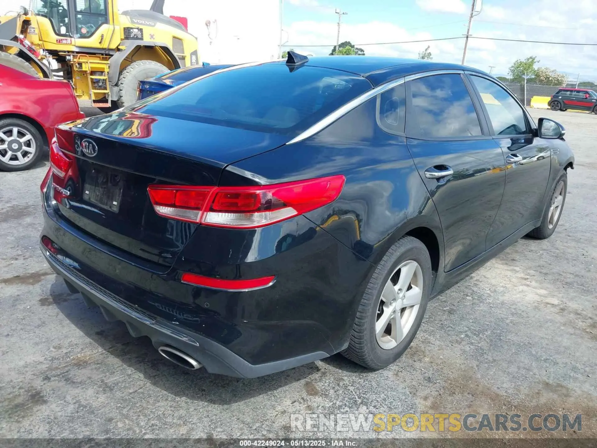 4 Photograph of a damaged car 5XXGT4L31LG391343 KIA OPTIMA 2020