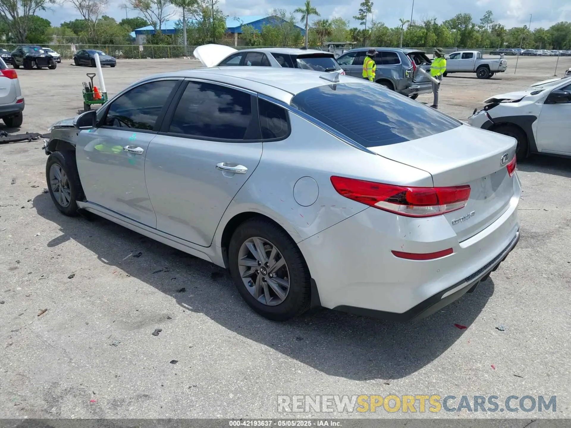3 Фотография поврежденного автомобиля 5XXGT4L32LG420218 KIA OPTIMA 2020