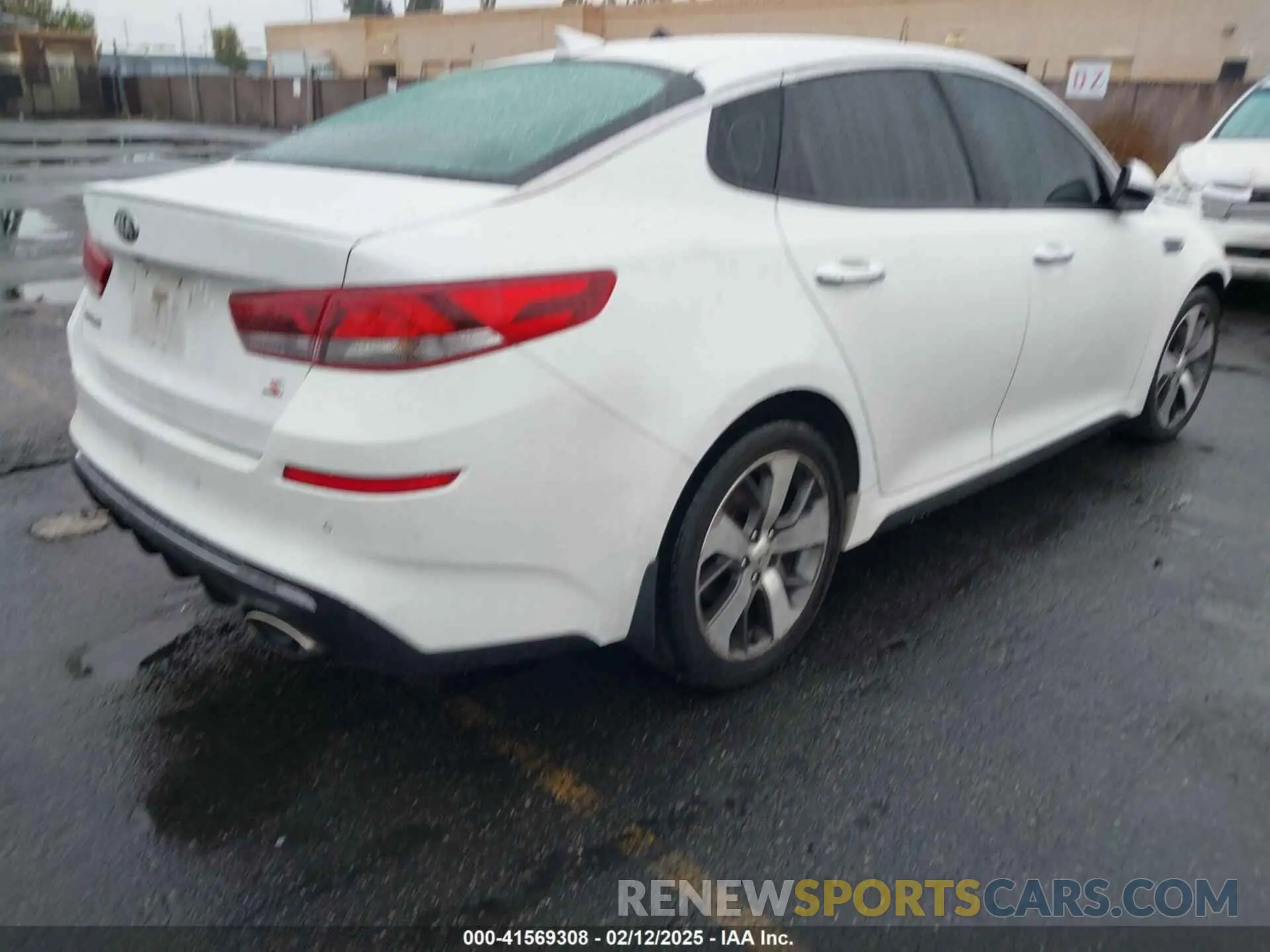 4 Photograph of a damaged car 5XXGT4L32LG426259 KIA OPTIMA 2020