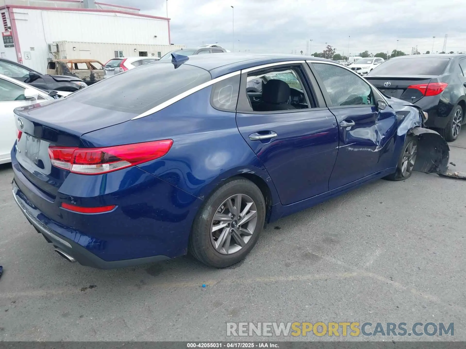 4 Photograph of a damaged car 5XXGT4L33LG409003 KIA OPTIMA 2020