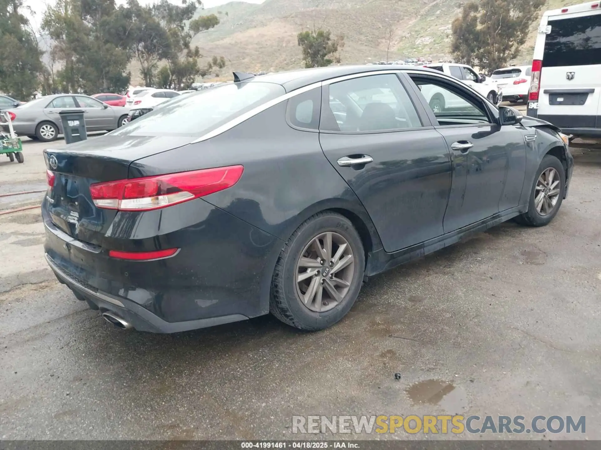 4 Фотография поврежденного автомобиля 5XXGT4L34LG389795 KIA OPTIMA 2020