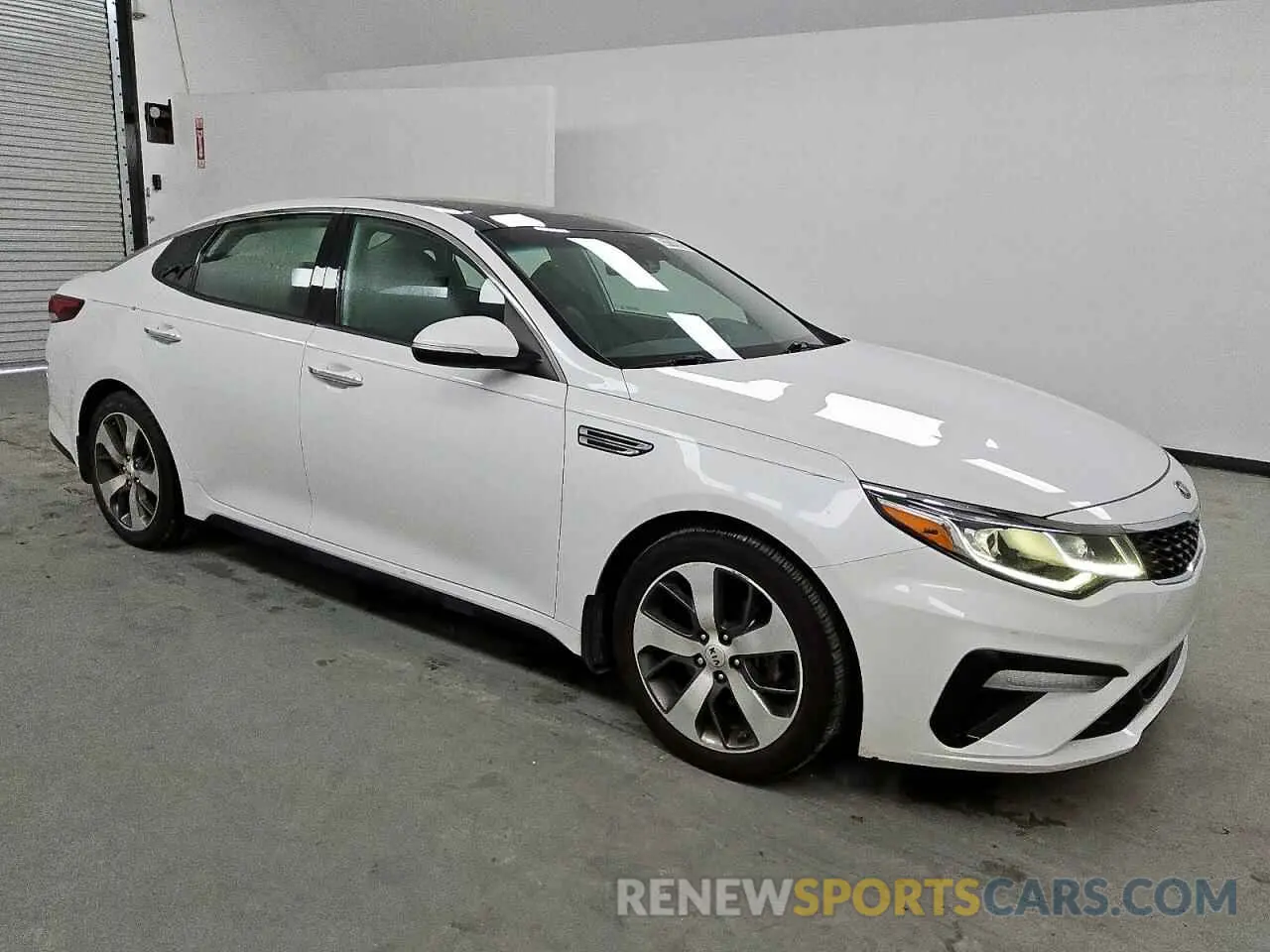 4 Photograph of a damaged car 5XXGT4L34LG394964 KIA OPTIMA 2020
