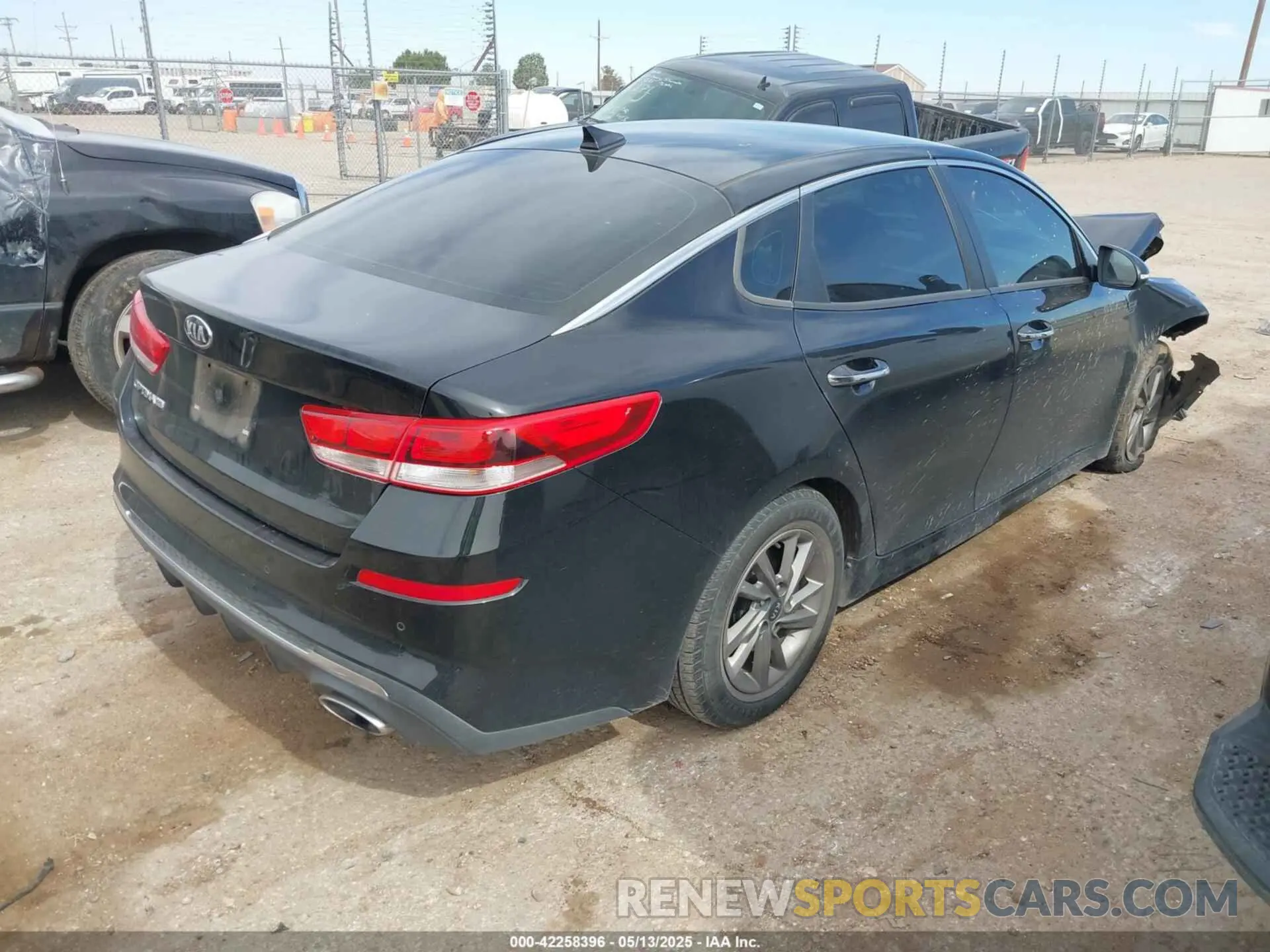 4 Фотография поврежденного автомобиля 5XXGT4L35LG395007 KIA OPTIMA 2020