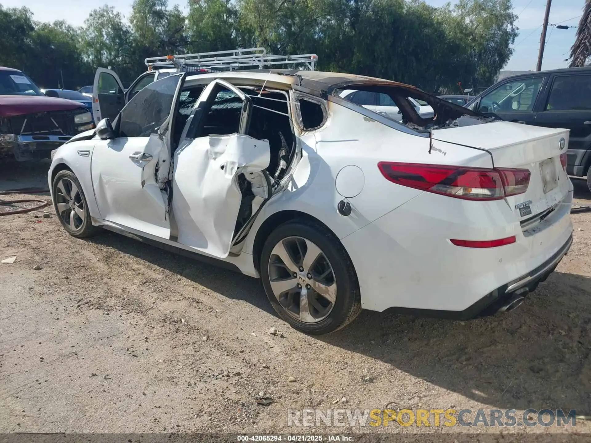 3 Фотография поврежденного автомобиля 5XXGT4L35LG417118 KIA OPTIMA 2020