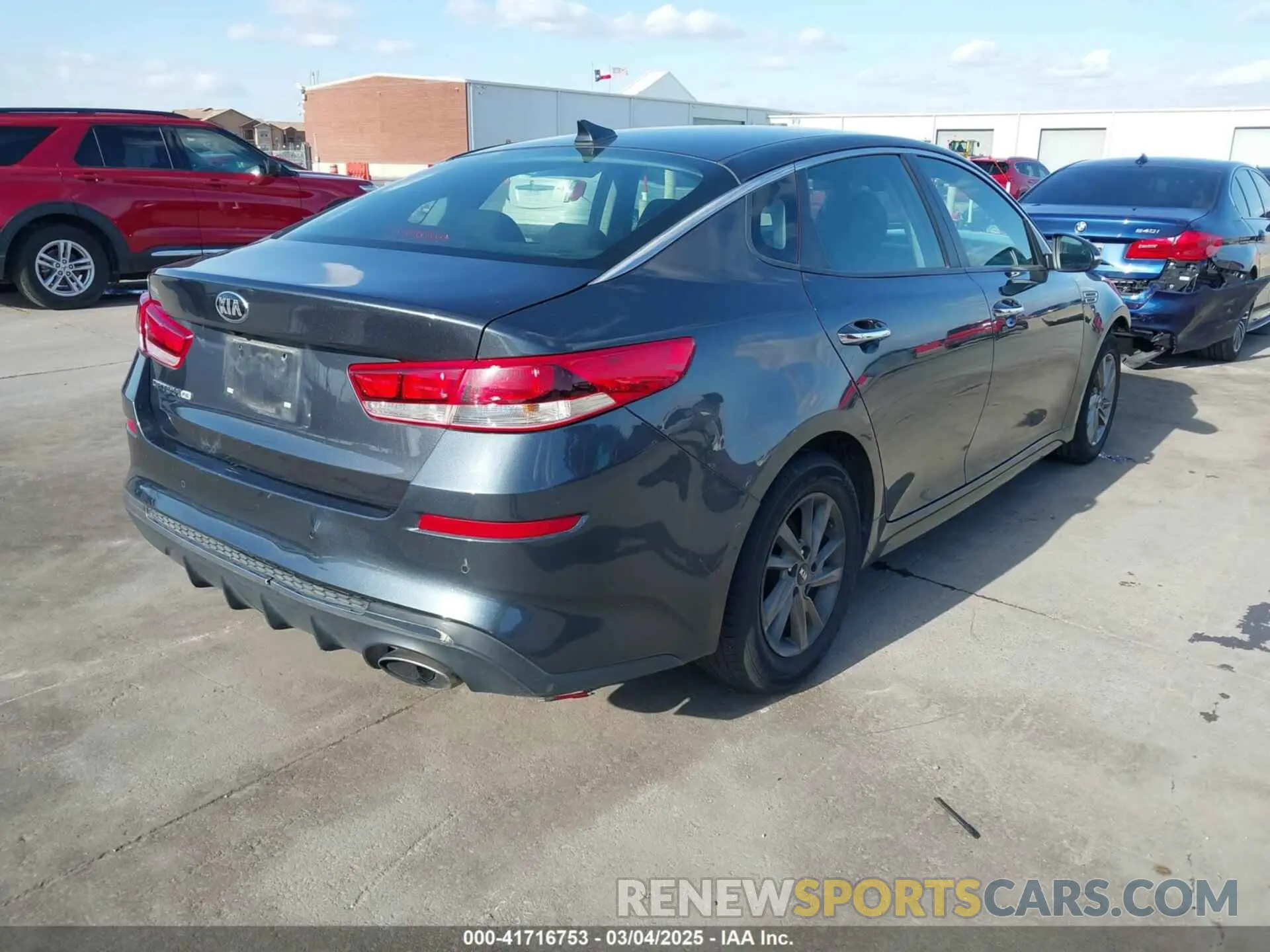 4 Photograph of a damaged car 5XXGT4L36LG389152 KIA OPTIMA 2020