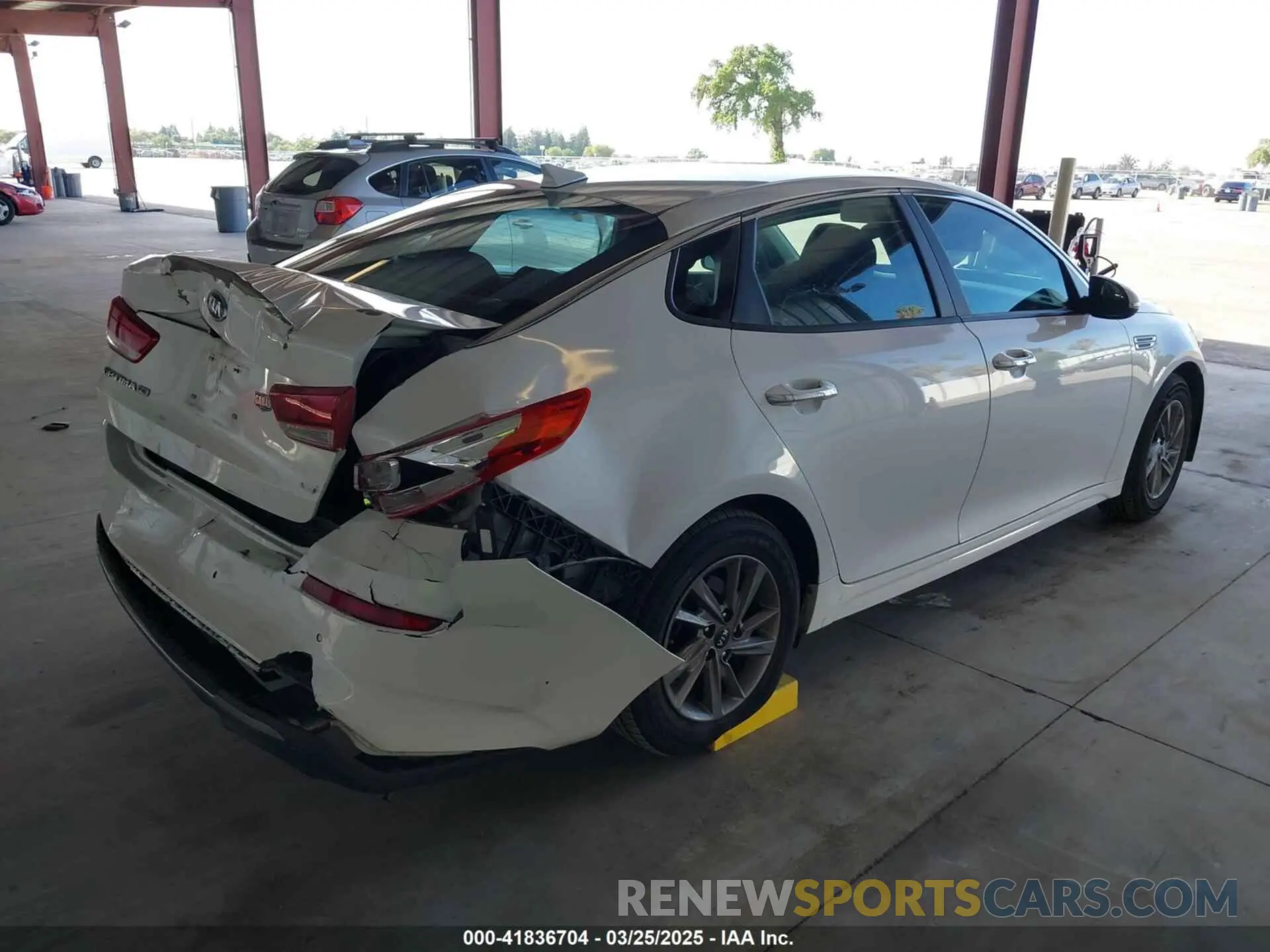 4 Фотография поврежденного автомобиля 5XXGT4L36LG393377 KIA OPTIMA 2020