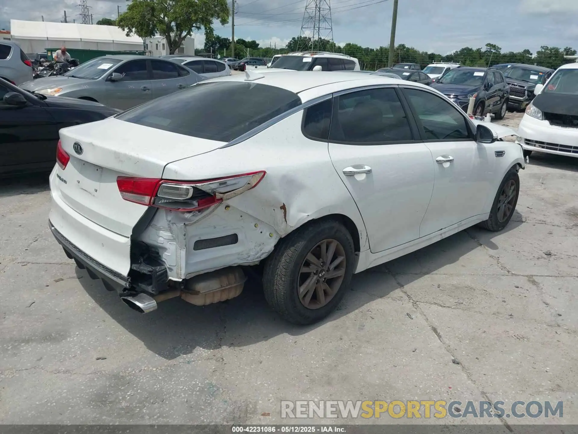 4 Photograph of a damaged car 5XXGT4L36LG394433 KIA OPTIMA 2020