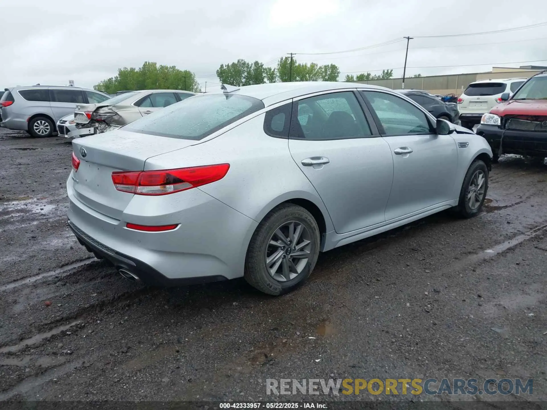 4 Photograph of a damaged car 5XXGT4L37LG400711 KIA OPTIMA 2020